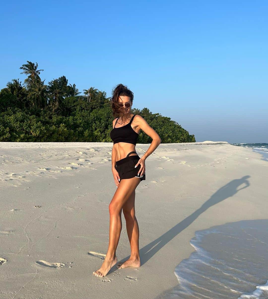 Karolina Bojarのインスタグラム：「2023, I’m ready for you ⚽️🖤  #newseason #footballreferee #motivated #happyplace #holiday #Maldives #blackismyhappycolor #sunset #goldenhour」