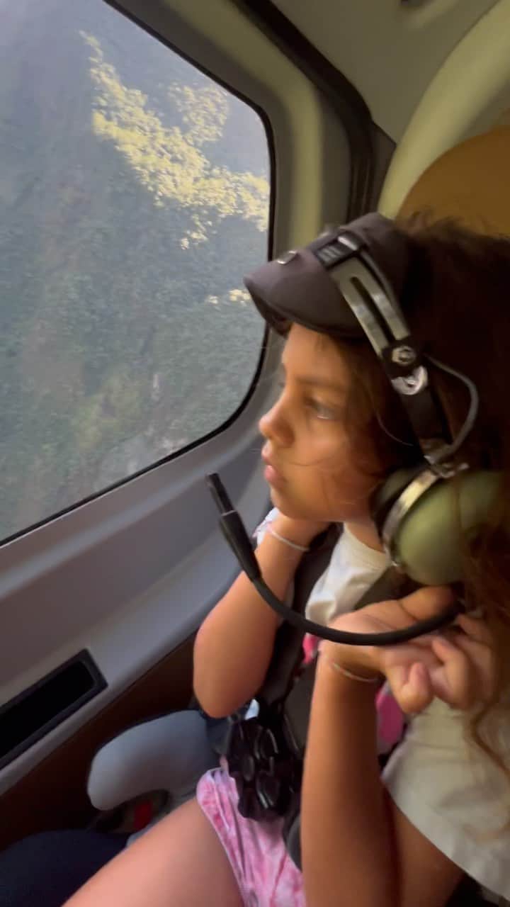 ジェレミー・フローレスのインスタグラム：「Le trou de fer 👌🏼 Merci @corailhelicorun pour la balade avec ma fille ! Beautiful place #iledelareunion #reunionisland」