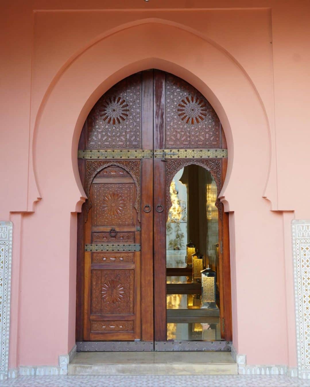 アリッサンドラ・アロノウのインスタグラム：「🚪 in Morocco」
