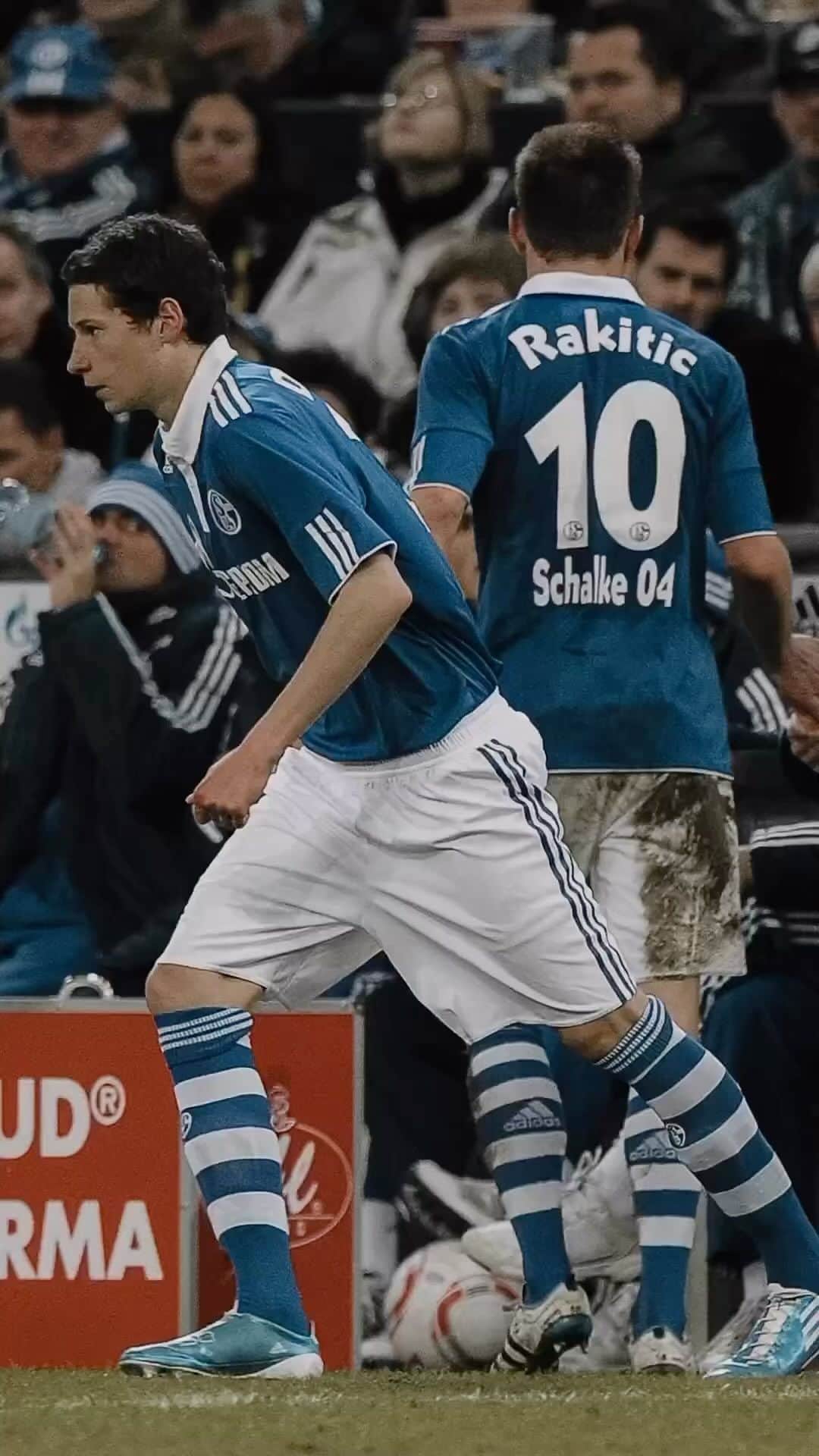 ユリアン・ドラクスラーのインスタグラム：「Yesterday, 12 years ago, I made my professional debut - an unforgettable moment to this day. 🙏 • • #otd #knappenschmiede #schalke #jdx」