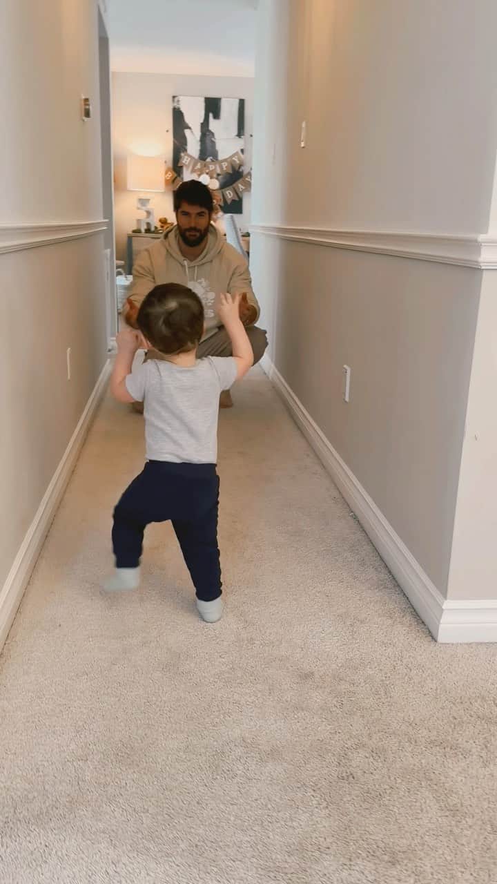 ニック・ベイトマンのインスタグラム：「Theo’s first steps 👣」