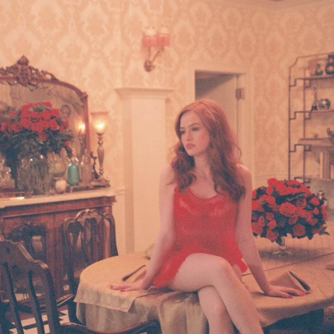マデライン・ペッチのインスタグラム：「well razz my berries and put them in a jelly jar」