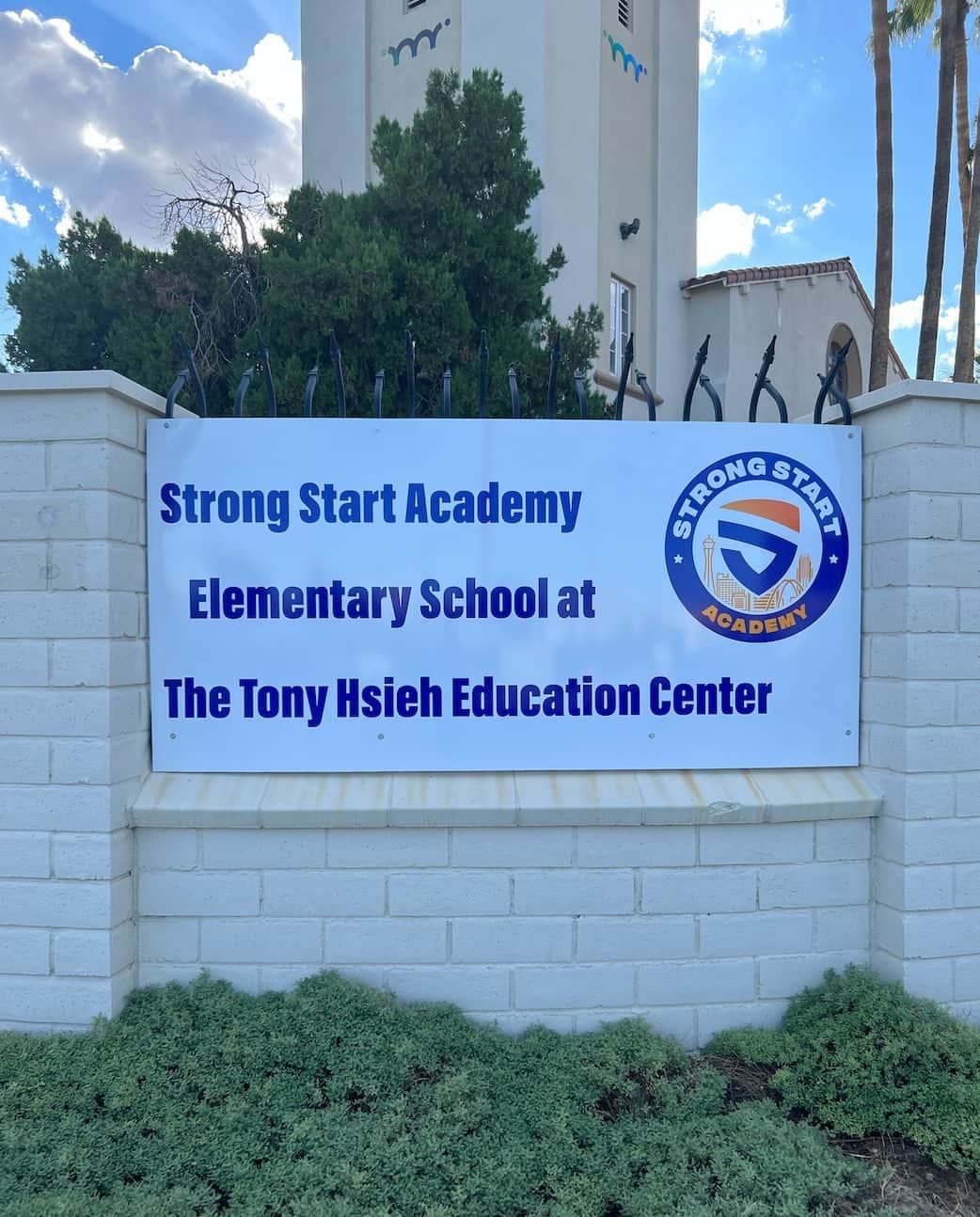 Tony Hsiehのインスタグラム：「Constant learning and growth were key drivers in Tony’s life. That is why we are so pleased to bring you the Strong Start Academy Elementary School at the Tony Hsieh Education Center (THEC).   Continuing the efforts that Tony and others started in Downtown Las Vegas, this dual language elementary education program helps ignite passion in young minds to pursue growth and learning their entire lives.   Last month, in honor of Tony's birthday, the students had the opportunity to learn more about his background and culture. The students celebrated with Chinese dance, Chinese martial arts, and pizza.  The Did You Know book had many facts about Tony, including that he was also bilingual!  Special shout out to the Hsieh family and the volunteers from @dtplv for making this such a special day! .  Posted by Michelle」
