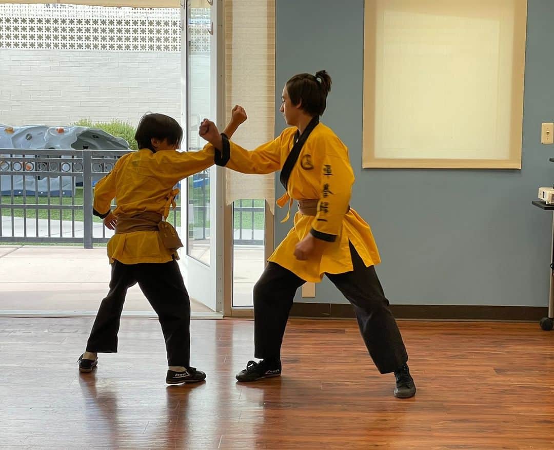 Tony Hsiehさんのインスタグラム写真 - (Tony HsiehInstagram)「Constant learning and growth were key drivers in Tony’s life. That is why we are so pleased to bring you the Strong Start Academy Elementary School at the Tony Hsieh Education Center (THEC).   Continuing the efforts that Tony and others started in Downtown Las Vegas, this dual language elementary education program helps ignite passion in young minds to pursue growth and learning their entire lives.   Last month, in honor of Tony's birthday, the students had the opportunity to learn more about his background and culture. The students celebrated with Chinese dance, Chinese martial arts, and pizza.  The Did You Know book had many facts about Tony, including that he was also bilingual!  Special shout out to the Hsieh family and the volunteers from @dtplv for making this such a special day! .  Posted by Michelle」1月17日 4時41分 - downtowntony