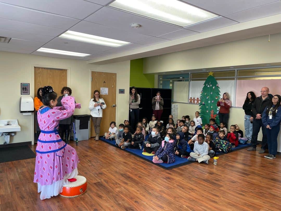 Tony Hsiehさんのインスタグラム写真 - (Tony HsiehInstagram)「Constant learning and growth were key drivers in Tony’s life. That is why we are so pleased to bring you the Strong Start Academy Elementary School at the Tony Hsieh Education Center (THEC).   Continuing the efforts that Tony and others started in Downtown Las Vegas, this dual language elementary education program helps ignite passion in young minds to pursue growth and learning their entire lives.   Last month, in honor of Tony's birthday, the students had the opportunity to learn more about his background and culture. The students celebrated with Chinese dance, Chinese martial arts, and pizza.  The Did You Know book had many facts about Tony, including that he was also bilingual!  Special shout out to the Hsieh family and the volunteers from @dtplv for making this such a special day! .  Posted by Michelle」1月17日 4時41分 - downtowntony