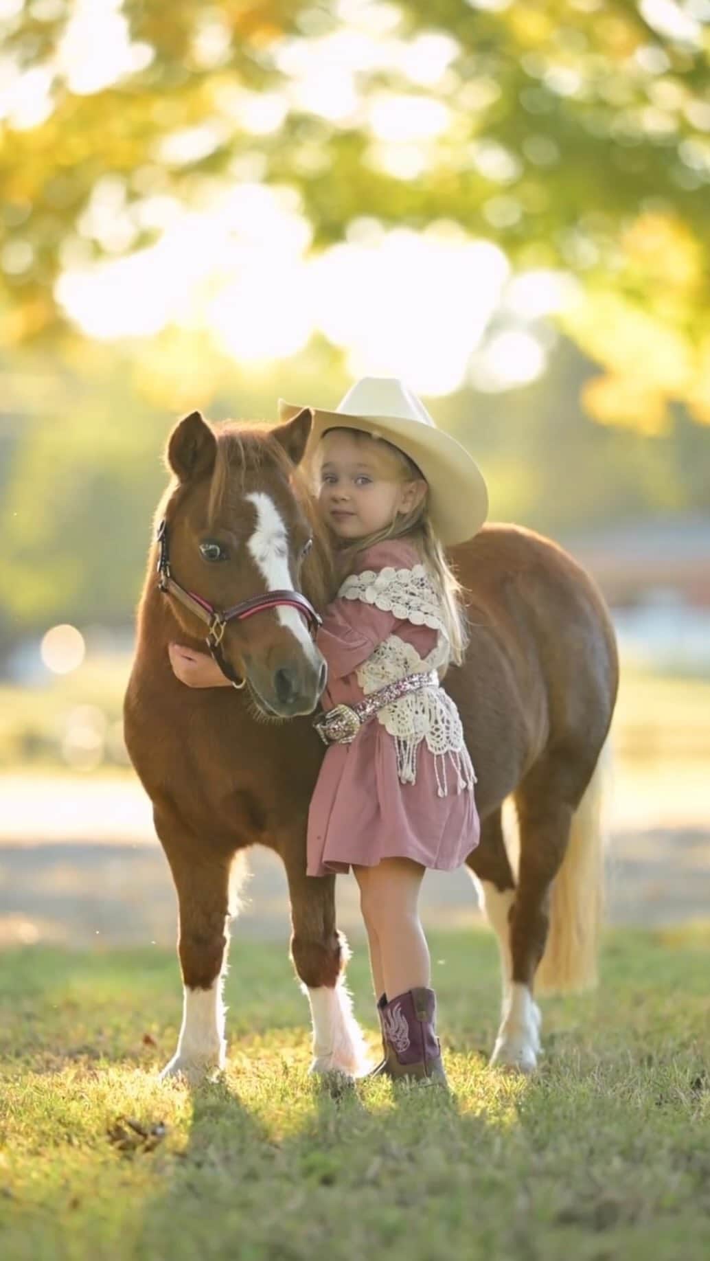 Fashion Kidsのインスタグラム：「By @cassidy_brookee 🐴 🤠   #fashionkifs #kidsfashion #cowgirl」