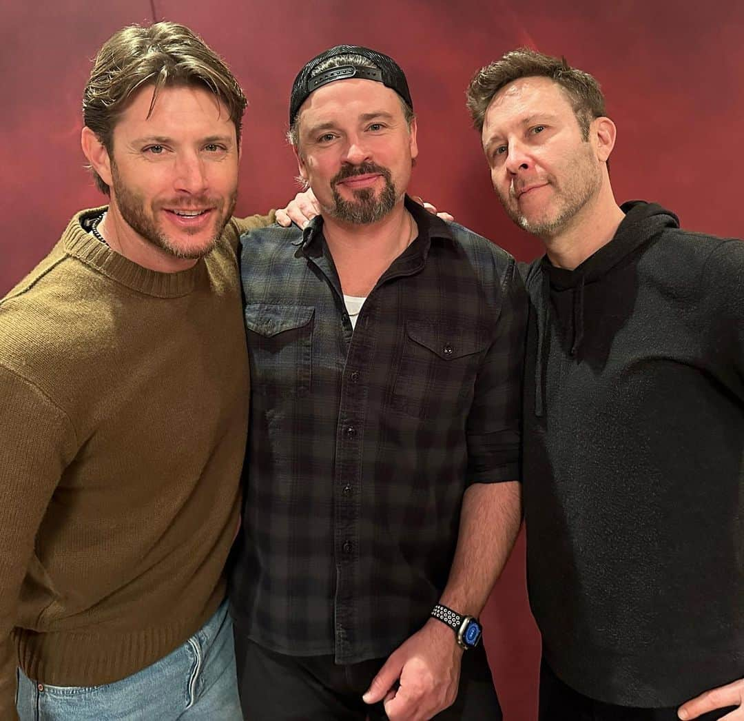 ジェンセン・アクレスのインスタグラム：「Ran in to a couple of old friends in Vegas yesterday. Nearly 20yrs since we did #Smallville together…🤯 @tomwelling @themichaelrosenbaum @creationent」