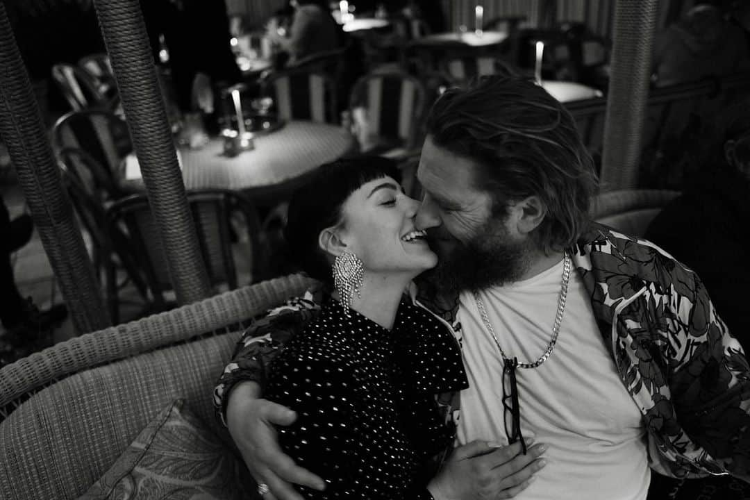 エリザ・カミングスのインスタグラム：「My wife and I were lucky enough to have our photo taken by @bazluhrmann  last night He completely smashed a Doisneau Thank you Maestro 🙏  Love you @ladyelizacummings ❤️」