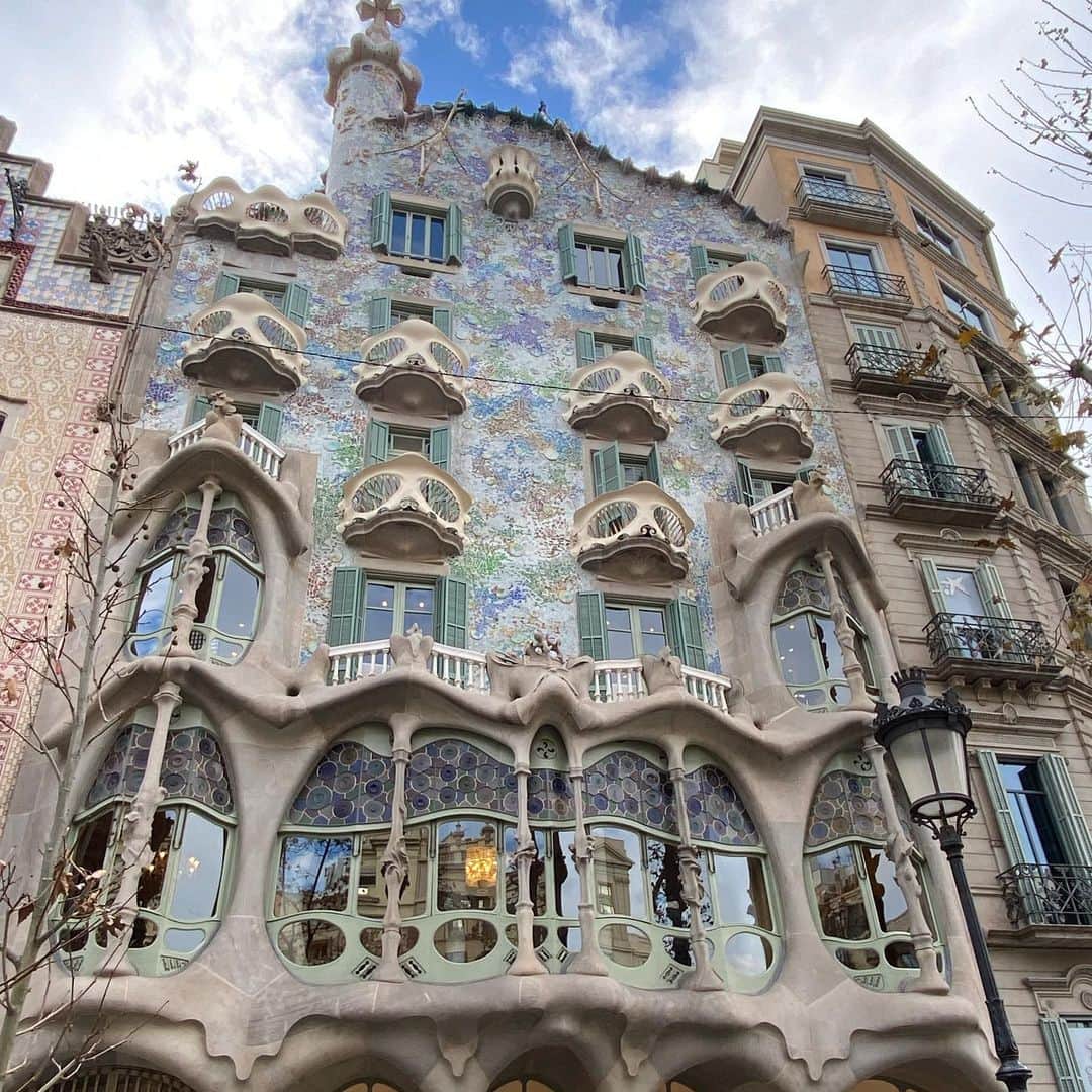 Tiaraのインスタグラム：「#カサバトリョ   バルセロナでは街を歩いていたら突然世界遺産が現れる。  最初は世界遺産って一言に言っても 色々あるんだねーって思ったけど 何度も見るうちに なんかこの爬虫類みたいなバルコニーや 建物の色合いとか 可愛く見えてくるから不思議だ。  ワタシだけ？  #スペイン #スペイン旅行 #バルセロナ旅行 #バルセロナ観光 #バルセロナ旅行記 #世界遺産 #世界遺産めぐり #ガウディ建築 #ガウディ建築巡り #世界遺産が好き」