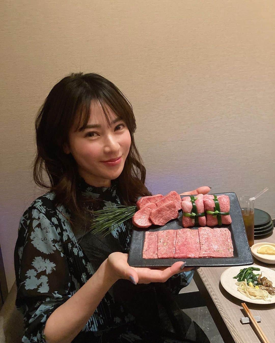 竹村真琴のインスタグラム：「* このネギで縛られたタン、前から食べてみたかったんだよねー、やっと食べれました😋🐂 ユッケもナムルも全部美味しかった😊💕 . . . #うし松 #うし松名物縛りタン #東京焼肉 #広尾グルメ #西麻布グルメ #プロゴルファー #女子プロゴルファー」