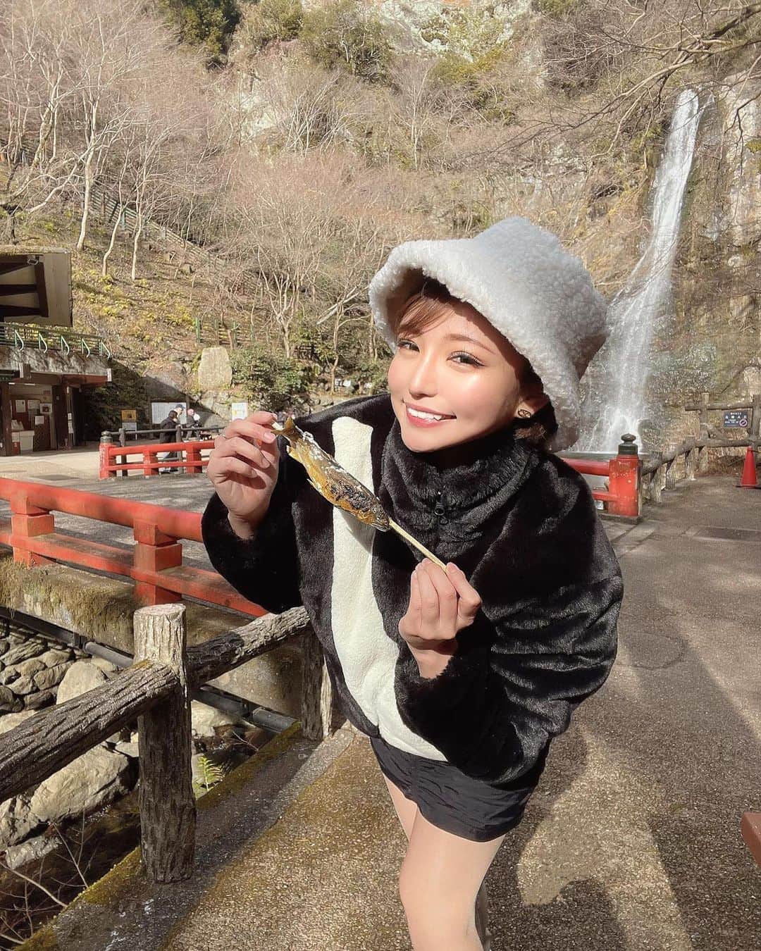 ENAさんのインスタグラム写真 - (ENAInstagram)「棒に付いているものって… なんでこんなにも美味しいの〜🥰ww  3枚目は漂白したお帽子の白色が、 光り輝いていて面白かったです…🤣笑  #instalike #smile #life #fun #japan #girl #love #instagood #photooftheday #fashion #ootd #followme #tbt #happy #instadaily #selfie #anime #game #waterfall  ＊ ＊ ＊ #箕面 #箕面の滝 #ショート #ショートヘア #ショートボブ #ヘアカラー #ポートレート#メイク #ゲーム #ファッション #アニメ」1月17日 6時57分 - cjd_ena