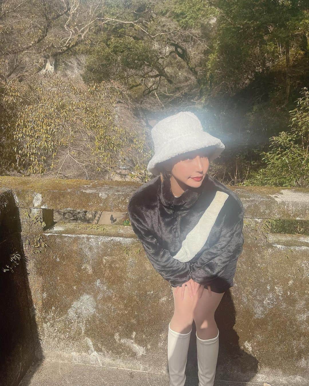 ENAさんのインスタグラム写真 - (ENAInstagram)「棒に付いているものって… なんでこんなにも美味しいの〜🥰ww  3枚目は漂白したお帽子の白色が、 光り輝いていて面白かったです…🤣笑  #instalike #smile #life #fun #japan #girl #love #instagood #photooftheday #fashion #ootd #followme #tbt #happy #instadaily #selfie #anime #game #waterfall  ＊ ＊ ＊ #箕面 #箕面の滝 #ショート #ショートヘア #ショートボブ #ヘアカラー #ポートレート#メイク #ゲーム #ファッション #アニメ」1月17日 6時57分 - cjd_ena