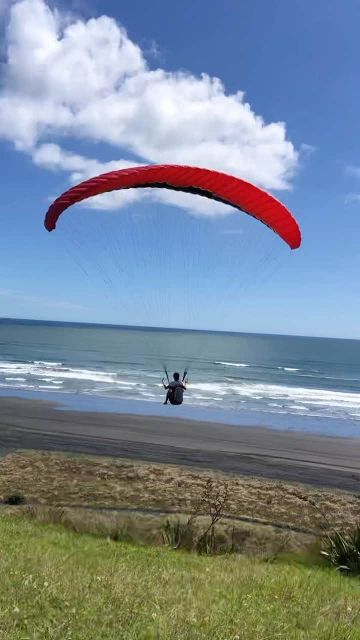 エリザ・マッカートニーのインスタグラム：「Finally went on my first flight! Only took me 8 years of being with a paragliding instructor 😅 @lukas_walton」