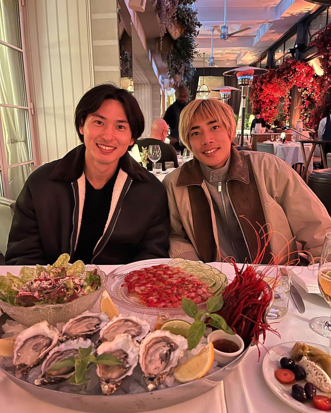 のインスタグラム：「@takumi18minamino_official  Happy birthday bro 👏🍾❤️  たまたまモナコ旅行したらタクミくん誕生日という奇跡🎉  #伊東の前髪は触れないでください笑」