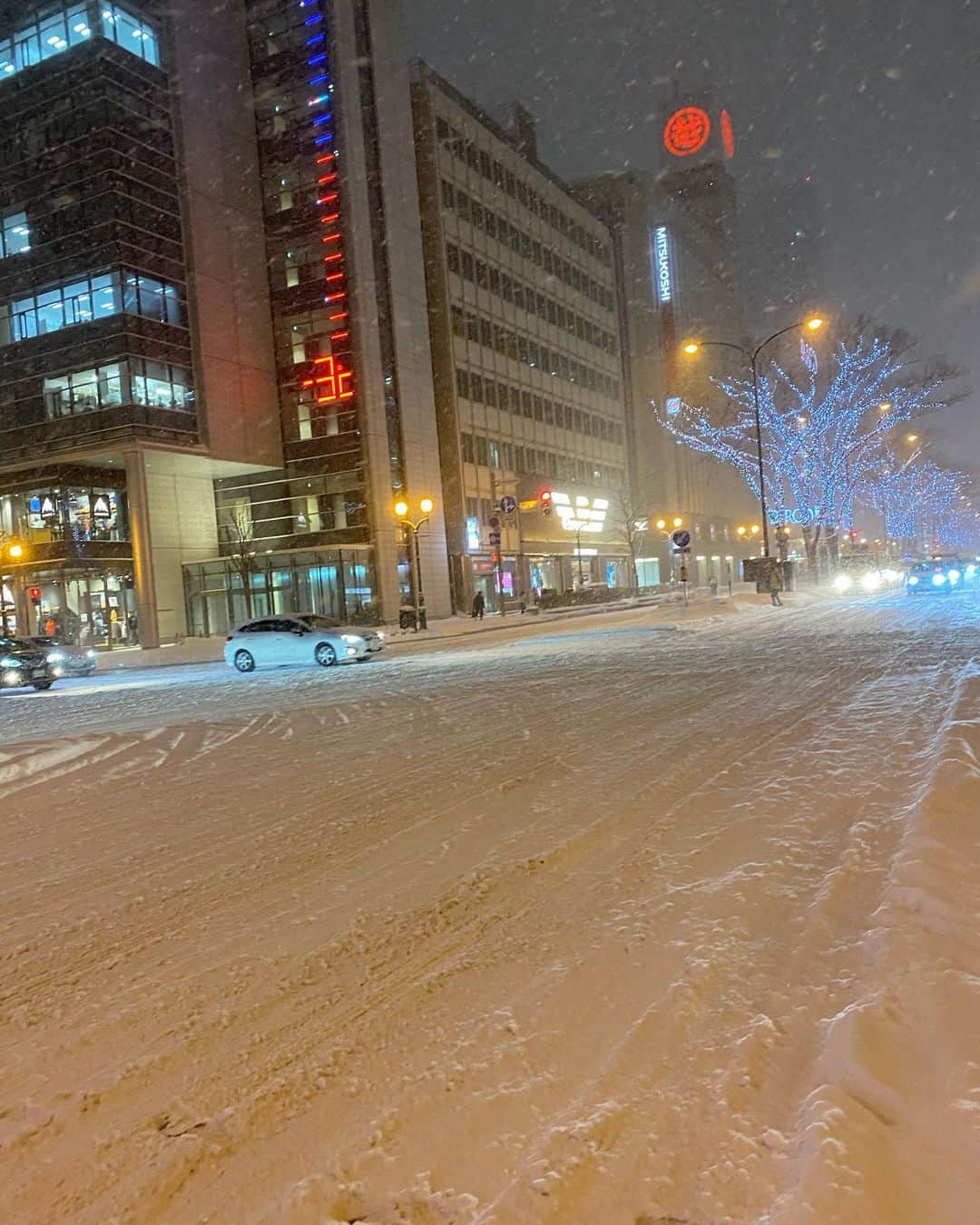 吉村崇さんのインスタグラム写真 - (吉村崇Instagram)「昨夜は−3℃だったらしいです  皆さんにとって雪はやはり素敵で美しいものですか？  僕の相方や親戚のおじさんなど ベテラン道民は白い悪魔と呼んでます  #北海道 #雪 #ベテラン道民 #白い悪魔」1月17日 8時06分 - hnkyoshimura