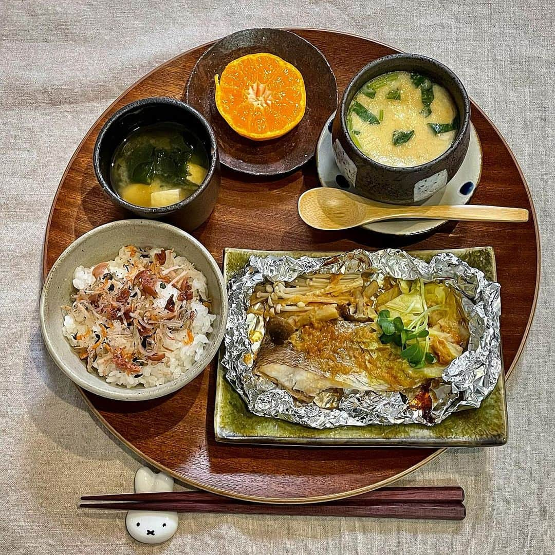 ecruさんのインスタグラム写真 - (ecruInstagram)「2023/01/17 (tue) 昨日の晩ご飯picで、おはようございます。 ・ 阪神淡路大震災から28年目の朝。 あの日も寒かった…はずですが、大変すぎて寒さを感じていたのかどうかは覚えていません。 温かいスープとパンを食べることができる今に感謝し、備えはしっかりしておきたいと改めて感じた1.17の朝です。 ・ 昨日は晩ご飯を作り始めるのが遅くなり、お腹がすいたので、長芋ポン酢ともずく酢を先に食べてしまったpic😆 ・ 昨日、久しぶりに行ったスーパーで買ったみかんの味が、ぼんやりして酸味がなく、すごく残念でした😢 みかんが美味しくなかった時、皆さんどんなふうに食べているのだろう🤔 ゼリーか何かにしようかな… ・ ごはん(梅ちりめんのふりかけ) 鯛と野菜のホイル焼き(味噌マヨ) 茶碗蒸し お豆腐とワカメねお味噌汁 (長芋ポン酢) (もずく酢) みかん ・ #gon_food #晩ご飯 #夕食 #food #foodpic #foodphoto  #instafood #instagood #yummy #love #japan #dinner #thankyou #onthetable #日々 #暮らし #うつわ #野菜 #vegetables #花のある暮らし #台所 #減塩 #減塩生活 #減塩食 #減塩ごはん始めました #ミッフィー #miffy」1月17日 8時14分 - hydrangea_green