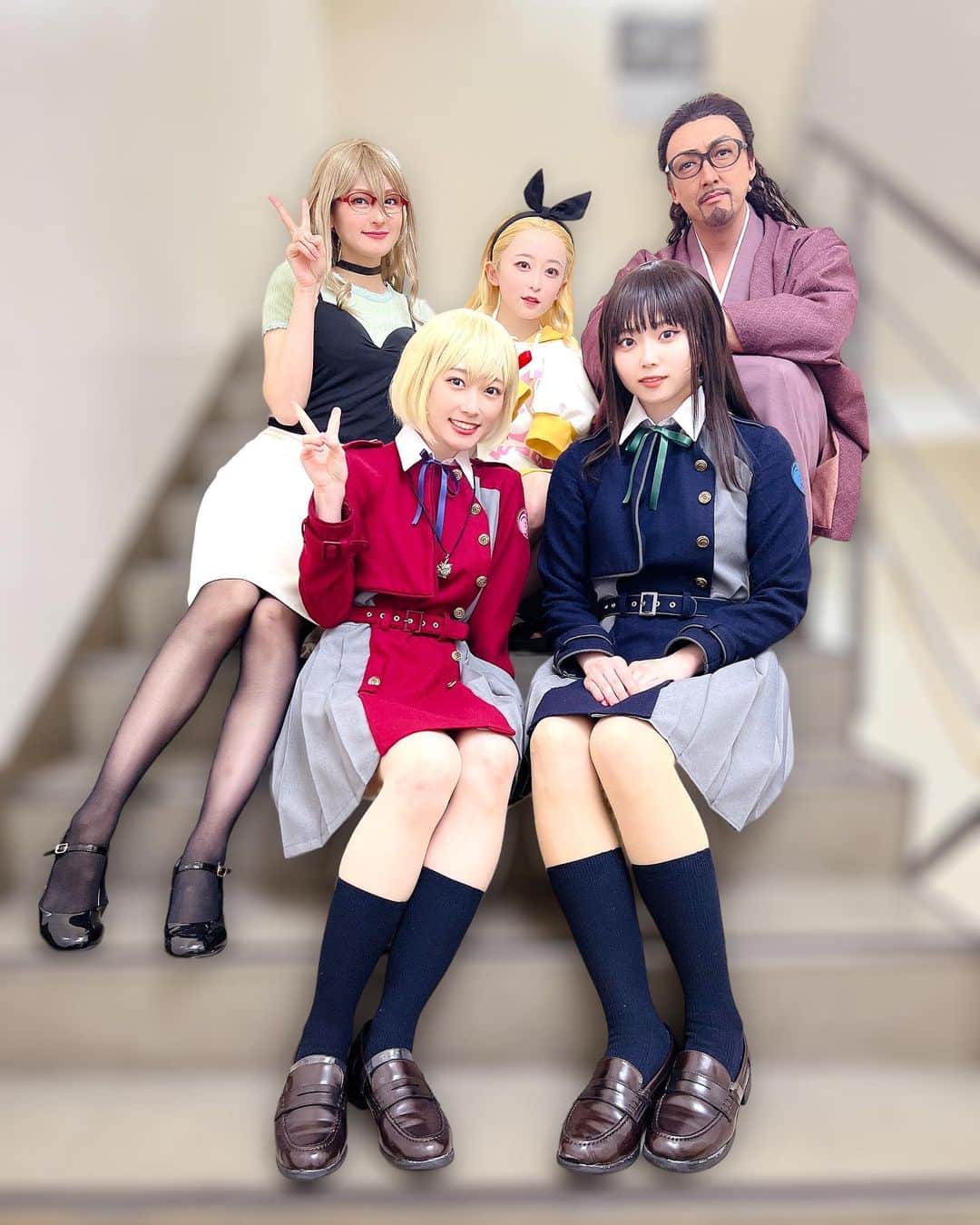 のインスタグラム：「舞台「リコリス・リコイル」 全公演、完走する事が出来ました。  ミカという、作品としても喫茶リコリコとしても本当に大切な役を演じる事が出来て本当に嬉しい限りです。  舞台化が決定した時は、原作のファン方々からはファンの声も多かったのが確かですし、それだけこの作品が沢山の方々から愛され続けてる作品の証拠ですし、自分としても不安な部分も多かったのも事実でした。  個人としても経験する事のない経験から 大変苦しい時期もありました。  でも、 作品に対する愛情 役柄に対する愛情 舞台リコリコへの愛情 ここを信じて舞台初日を見据えて稽古に取り組んで参りました。  このご時世、 どんなタイミングで公演が中断、 中止になってもおかしくない本当に辛い現状 でも、この最強最高の座組は初日を迎える事が出来ました。  満席の初日を迎えてから お客様の反応が物凄く温かく嬉しいコメントばかり、色んな感情が爆発して涙腺ヤバかったですし感慨深かった事を今も覚えています。  作品の関係者の皆様からも太鼓判を頂き お客様からの太鼓判で確信に変わり 原作ファンの皆様が舞台リコリコを好きになり 舞台好きの皆様が原作を好きになり どちらも初めての方々が原作も舞台も好きになるという、役者としては本当に奇跡の様な嬉しい事の連鎖が、最後まで止まりませんでした。  連日エンターテイメントのトレンド入り 大千穐楽では日本のトレンド入り  リコリス・リコイルは愛の塊です✨  リコリコ幸せの輪  この幸せの輪がドンドン拡がり 皆様の幸せにも寄り添えたら嬉しく思います。  毎日が幸せで毎日が待ち遠しく想える日々 2023年最高のスタートが切れました！！！  こんなにも愛される作品に関われて本当に幸せでしたし、ミカという大切な役を演じられた事は僕の宝ですし、何よりもこんなに素晴らしい座組のみんなと出逢えて作品を作れた事も宝です✨  一旦、それぞれのフィールドへまた走り出して行きますが いつかまた皆とリコリコというキラキラした世界で再会出来ます様に。  幸せな日々を本当にありがとうございました✨  喫茶リコリコのメンバー☕️🍡 本当に家族の様な心温まる大好きな4人 お父さんの様に皆を見守っていました！  本当にありがとう✨  #舞台リコリコ #リコリコ #リコリコ幸せの輪」