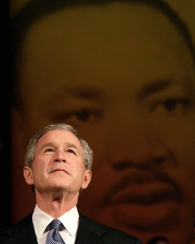 ジョージ・H・W・ブッシュのインスタグラム：「Martin Luther King did not live to celebrate his 40th birthday. Yet in the short time he walked upon this earth, he preached that all the powers of evil are ultimately no match for one individual armed with eternal truths. The reason to honor Martin Luther King is to remember his strength of character and his leadership, but also to remember the remaining work.⁣  ⁣ ⁣ January 16, 2006 White House Photo by Eric Draper / Courtesy George W. Bush Presidential Library & Museum」