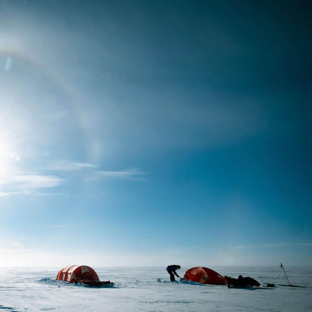 マイケル・ドーソンさんのインスタグラム写真 - (マイケル・ドーソンInstagram)「Made it to the South Pole.   ⬇️  After 50 days/900km skiing across Antarctica to the South Pole I'm back home. 50 days off the grid, just out there was an incredible experience. It was an epic trip with 4 amazing people in one of the last untouched places of the planet.  Absolute privilege to be able to attempt to capture the scale of such a beautiful place with my camera. Here's a few images from the trip -> More to come 😃  We flew into Union Glacier and then caught a Twin Otter from there to the edge of the Ronne Ice shelf & the edge of the continent. We then skied for about 20km a day arriving at the South Pole 50 days later (we had food dropped by plane)  Thanks to Antarctic Heritage Trust & the team for a truely ambitious project. To Bengt/Rune/Lars from Ousland Explorers for all the work done in the background & keeping me safe 😉 And to the crew Laura, Marthe, Nigel and Bengt. And the crew at UG.  Now some R&R 😃」1月17日 9時23分 - mrmikedawson