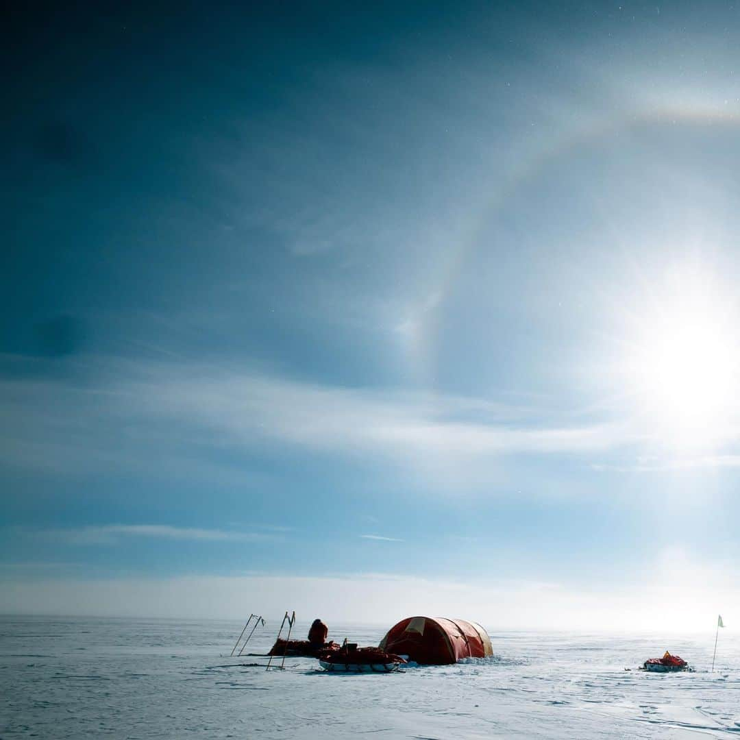 マイケル・ドーソンさんのインスタグラム写真 - (マイケル・ドーソンInstagram)「Made it to the South Pole.   ⬇️  After 50 days/900km skiing across Antarctica to the South Pole I'm back home. 50 days off the grid, just out there was an incredible experience. It was an epic trip with 4 amazing people in one of the last untouched places of the planet.  Absolute privilege to be able to attempt to capture the scale of such a beautiful place with my camera. Here's a few images from the trip -> More to come 😃  We flew into Union Glacier and then caught a Twin Otter from there to the edge of the Ronne Ice shelf & the edge of the continent. We then skied for about 20km a day arriving at the South Pole 50 days later (we had food dropped by plane)  Thanks to Antarctic Heritage Trust & the team for a truely ambitious project. To Bengt/Rune/Lars from Ousland Explorers for all the work done in the background & keeping me safe 😉 And to the crew Laura, Marthe, Nigel and Bengt. And the crew at UG.  Now some R&R 😃」1月17日 9時23分 - mrmikedawson