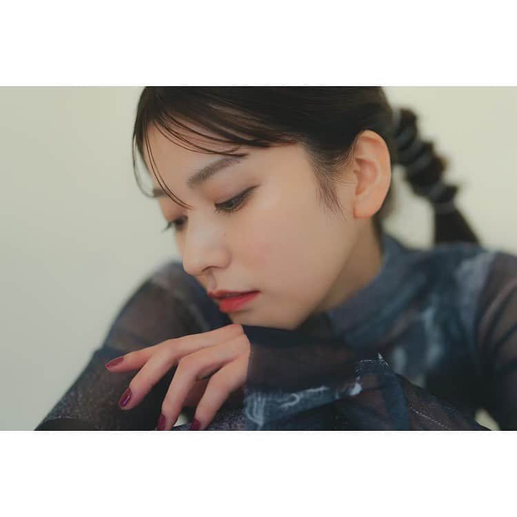 のインスタグラム：「もうひとつのパターン📷 雰囲気もガラッと変わって…🌙  衣装に合わせて ヘアもメイク💄も変えて、ネイル🍇も💅  また違った世界観🌐」
