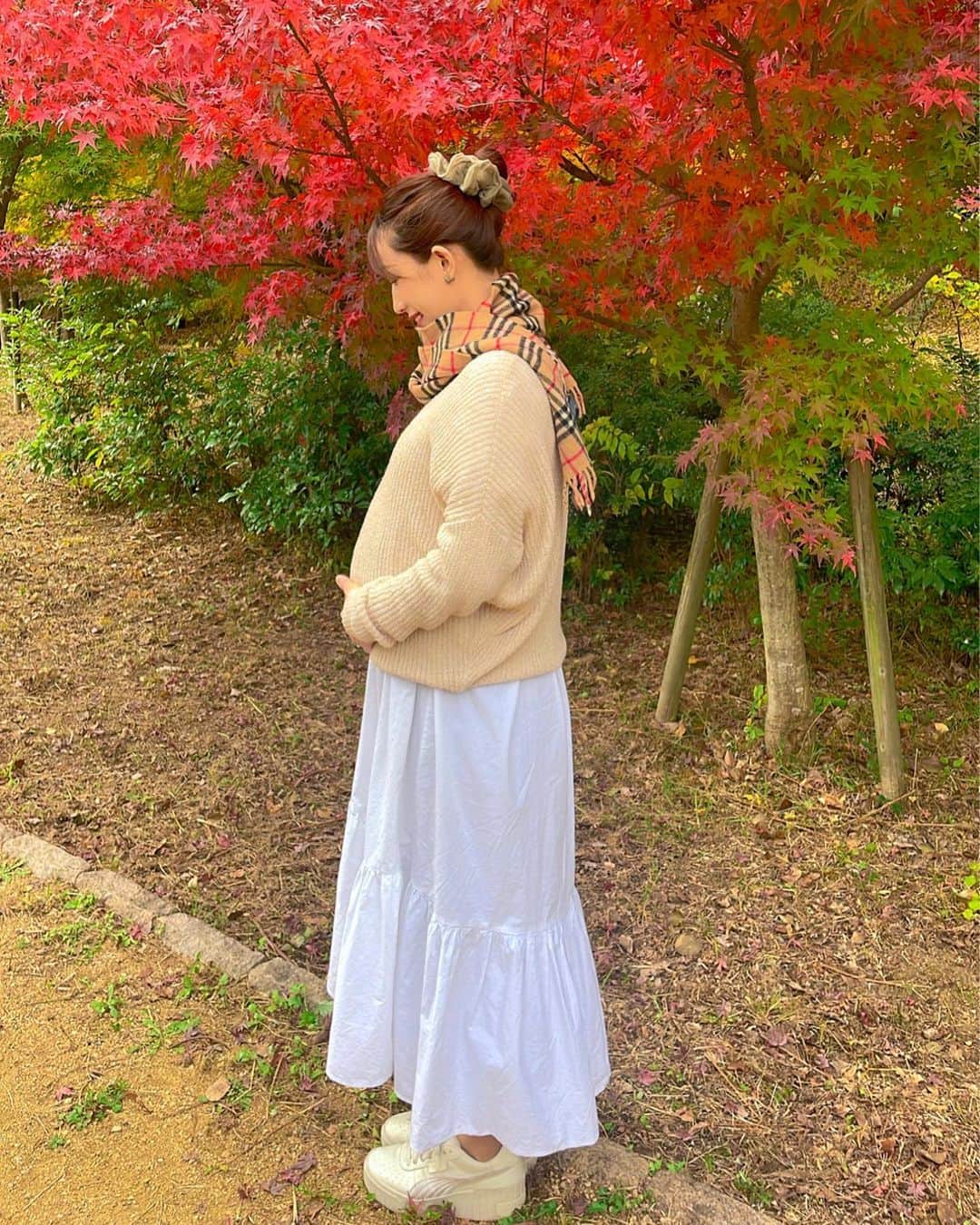 のインスタグラム：「⁡ 👶がまだお腹にいた紅葉の季節🍁 ⁡ 1日1万歩👟目指して歩いてたのが、なつかしい。 お腹が重すぎて中々進まなかったな〜🤰笑 ⁡ 桜の季節がきたら、家族みんなでお花見したいな🌸 . .」
