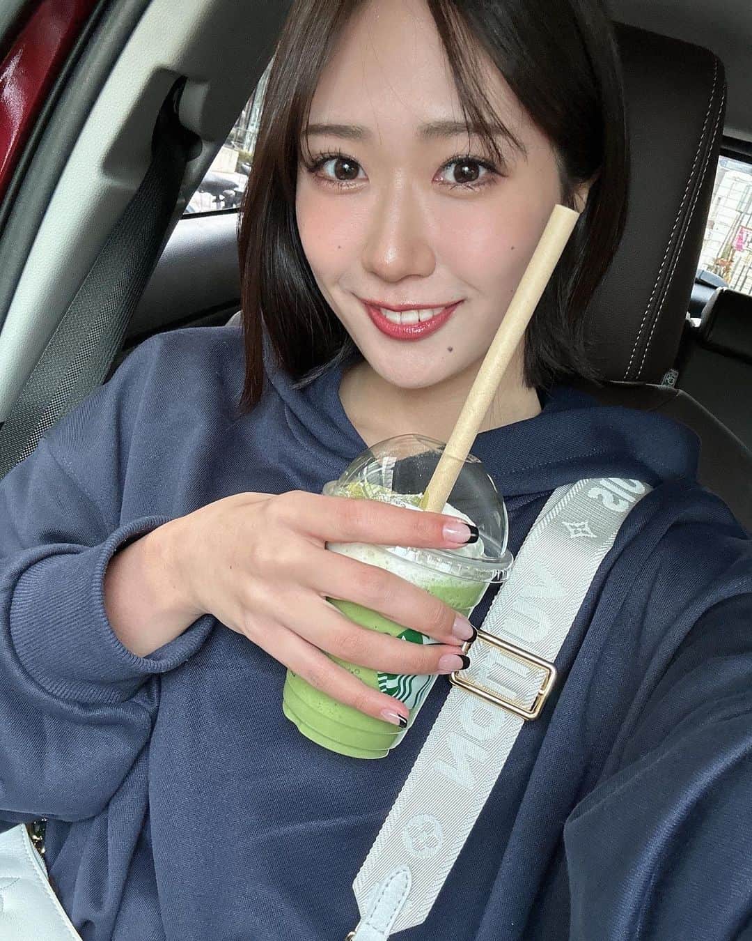 のインスタグラム：「耳かけor耳なし👂🤍  💫お知らせ💫 本日22時半〜 ゴルフネットワークにて 【Go！Go！ゴルフ女子】第6話　初回放送📺✨  BSジャパネクストでの放送開始をチェックして頂きたいのはもちろん、 最新話を観られるのはやはりここだけ！！ @golfnetwork   そして放送終了後にインスタライブで私とトークしましょう♡ 23時くらいからの予定〜🪐  #ゴルフネットワーク#ゴルフ#ゴルフ女子#golf #selfie#cafe」