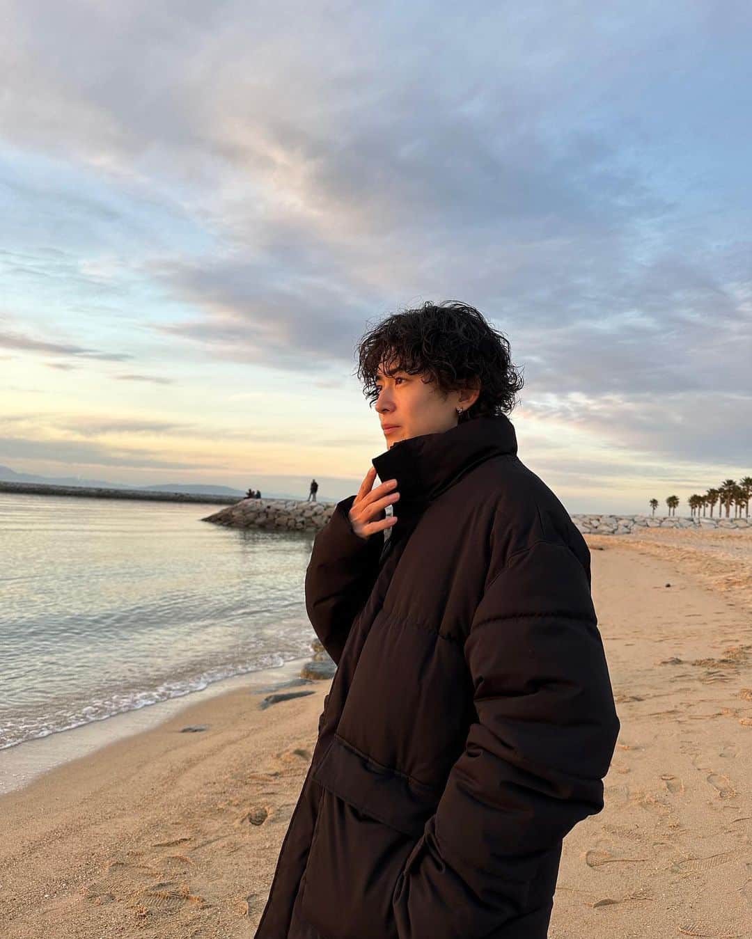 鈴村梨公さんのインスタグラム写真 - (鈴村梨公Instagram)「この春流行るのは強すぎず弱すぎないプードルパーマ✌️ オシャレな人はもうはじめてる！ 冬の海綺麗だけど寒かったー😆  #パーマ#スパイラルパーマ#メンズスタイル#メンズパーマ#メンズカット#メンズスタイル#ヘアスタイル#メンズヘア#美容師#美容室#ツイストスパイラル #ツイストパーマ #ケアパーマ#ツイスパ#センターパートヘア#ツイストスパイラルパーマ #ミディアムウルフ#センターパートウルフ#波巻きパーマ #波巻きスパイラル　#haircut#hair#发型 #理发　#헤어스타일　#헤어컷교육」1月17日 20時52分 - rikustagram_11