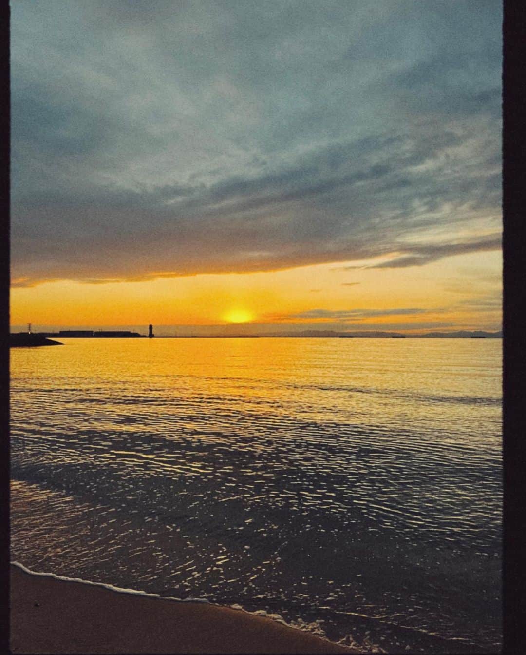 鈴村梨公さんのインスタグラム写真 - (鈴村梨公Instagram)「この春流行るのは強すぎず弱すぎないプードルパーマ✌️ オシャレな人はもうはじめてる！ 冬の海綺麗だけど寒かったー😆  #パーマ#スパイラルパーマ#メンズスタイル#メンズパーマ#メンズカット#メンズスタイル#ヘアスタイル#メンズヘア#美容師#美容室#ツイストスパイラル #ツイストパーマ #ケアパーマ#ツイスパ#センターパートヘア#ツイストスパイラルパーマ #ミディアムウルフ#センターパートウルフ#波巻きパーマ #波巻きスパイラル　#haircut#hair#发型 #理发　#헤어스타일　#헤어컷교육」1月17日 20時52分 - rikustagram_11