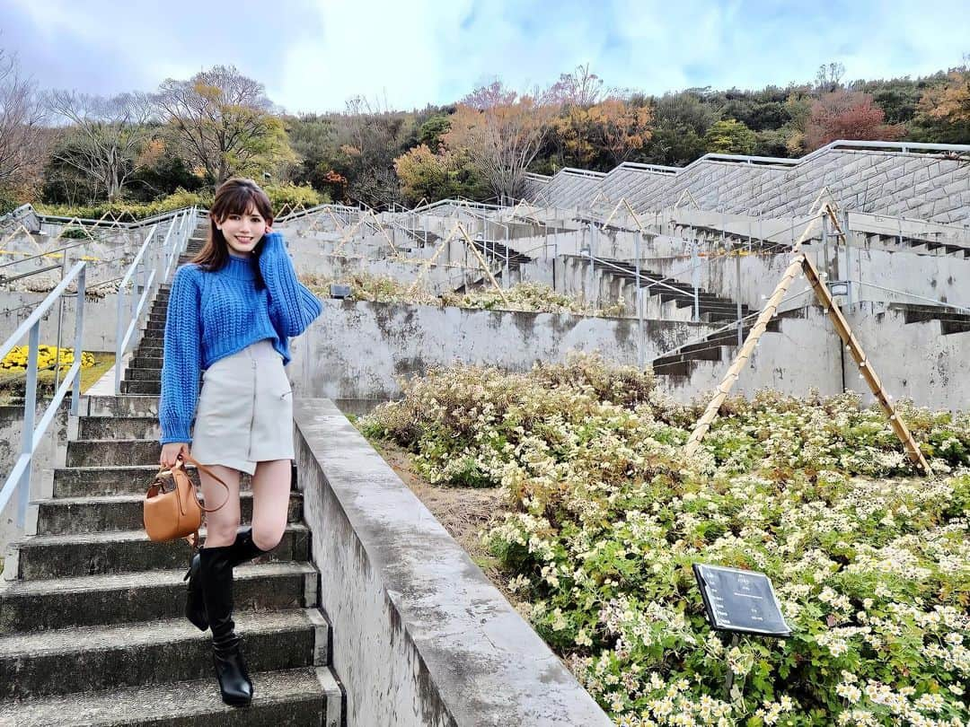 IKUMIさんのインスタグラム写真 - (IKUMIInstagram)「💐 お花畑🏵  冬だからほとんど咲いてなかった😂  広大な土地なはずなのにこのゾーンの一部しか咲いてなくて 寂しかった😂😂  今年こそネモフィラ見に行きたいな〜💠  .  #淡路夢舞台#百段苑 #淡路島#淡路島観光 #淡路島旅行 #淡路#淡路島デート #淡路島ドライブ#神戸#明石#明石海峡#明石海峡大橋 #姫路#三宮#元町#ロングブーツ#ミニスカート#ミニスカ#モデル体型#高身長コーデ #高身長女子 #高身長 #スナイデル#ベルシュカ#bershka #クロエ#asiangirls #asianbeauty #asianmodel #japanesemodel」1月17日 19時27分 - miiiino3o