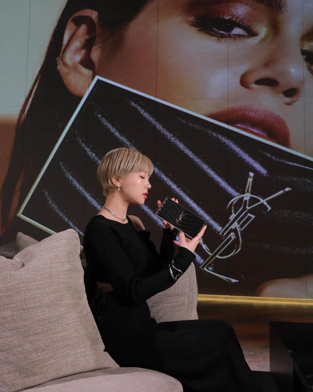 SARAのインスタグラム：「YSL BEAUTY SPRING LOOK 2023 モロッコからインスパイアされたYSLらしいエッジィな今回のLOOK❤️‍🔥  クチュール カラー クラッチは シャドウとしてはもちろん、ハイライト、ローライト、チークまで使える捨て色なしの万能パレット❤️‍🔥 発色、質感文句なし💯 旅行とかこれ一個で良さそう🥹  毎回可愛いパッケージのYSLのクッションファンデ🥺💘 今回の限定パッケージも可愛すぎる🫠 私はラディアント タッチ グロウパクトのB10がお気に入り🥰 艶肌仕上げなのにカバー力しっかりあって質感すごい綺麗で愛用確定です❤️‍🔥  最近赤系のメイクにハマってたから嬉しい🥹  #yslスプリング #yslクッションファンデ #yslbeauty  @yslbeauty」