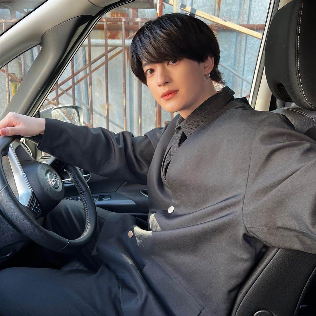 水原匡也のインスタグラム：「ドライブしたい人いつでも🫡 安全運転でまいるっナビよろしくお願いしやす 車止まってる！ コメントいいねしに行きます❤️  #fyp#ootd」