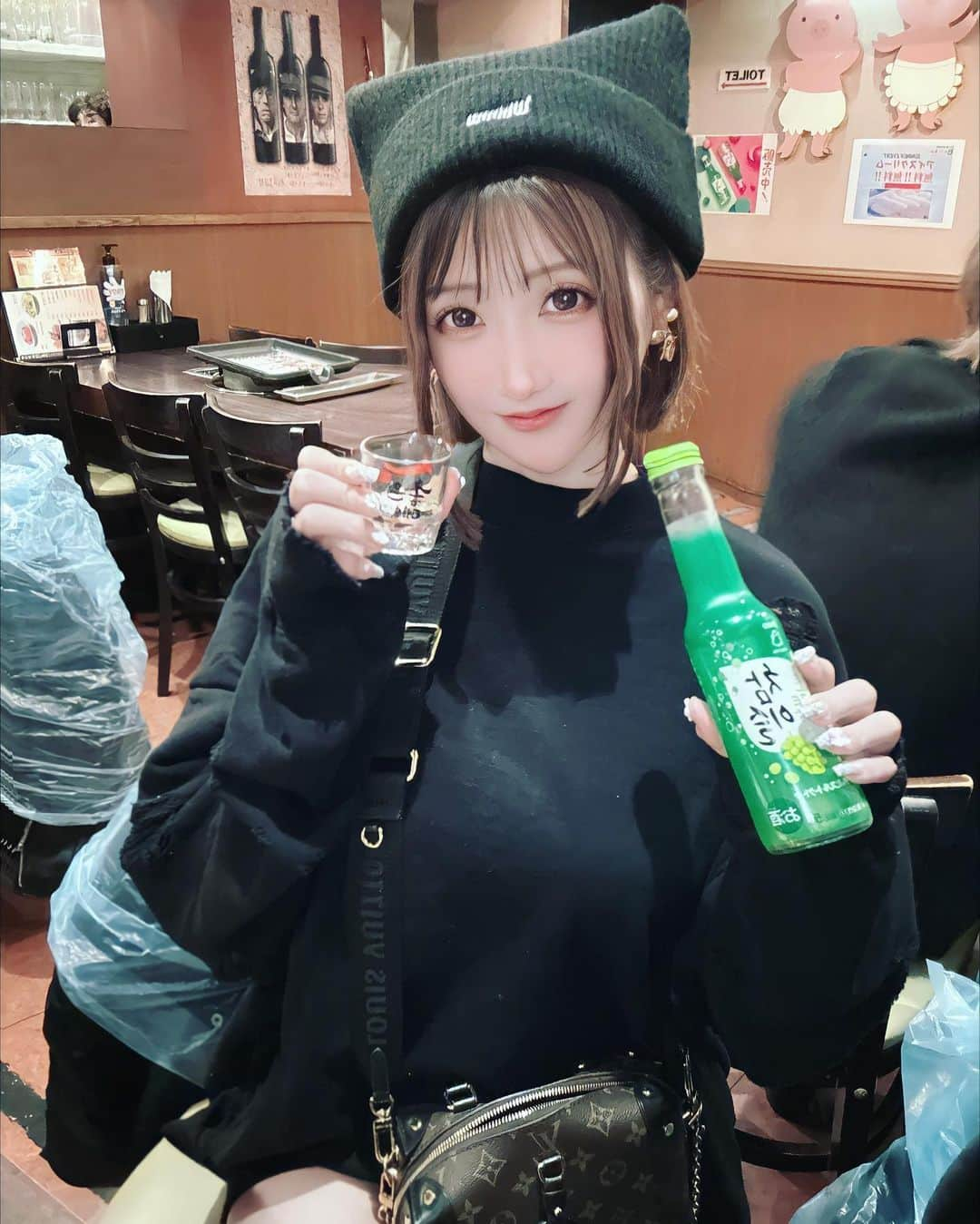 明日花リナのインスタグラム：「チャミスルいっとくー？w ってかっこよく言ってみるけど3杯でベロベロです🥺w でもあきらめない💕🔥  くろねここーで🐾  #とんちゃん#トンテジ#チンチャ#韓国料理#サムギョプサル#チャミスル」