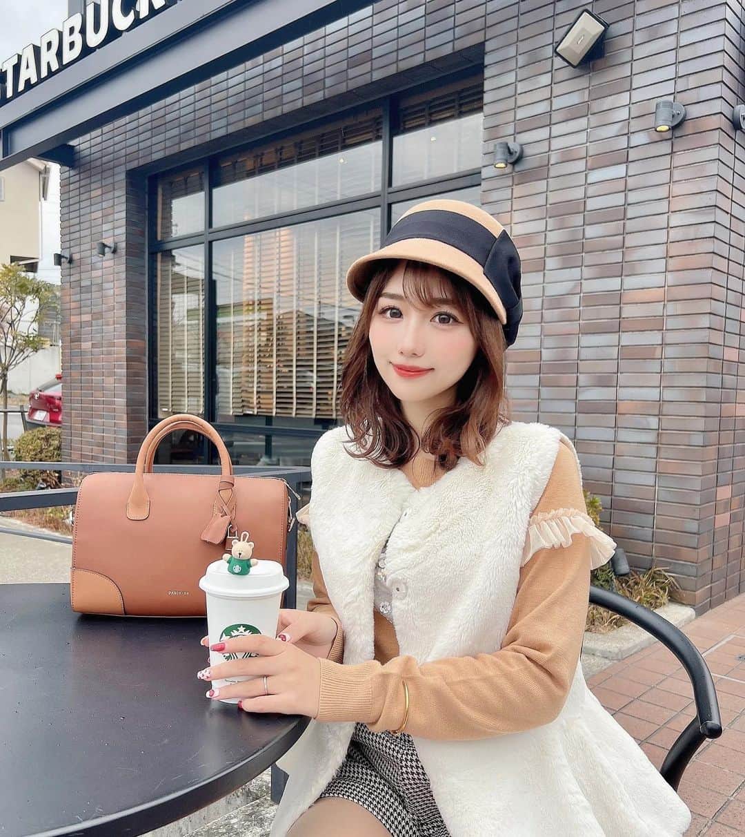 のインスタグラム：「⋆  ブラウンお出かけコーデ🧸🤎  イエベ秋なのでブラウンの服着ると とっても落ち着く☺️  新しいバッグをゲットしたので 紹介します〜👜🤍  キャメル色がとっても可愛いバッグで カジュアルな服にも少しかっちりしたシーンにも ピッタリ♡  しかも容量もたくさん入るので とってもおすすめ！🥹 写真では必要最低限のものしか入れてないんだけど、 ポーチ二つ追加しても全然余裕だった♡  他にも可愛いデザインのものがあったので ぜひ見てみてね🪞🤍  #ootd #fashion #instafood #instagram  #hairstyle #outfit #code #instafashion  #ファッション #撮影 #ヘアスタイル #ヘア  #コーディネート #コーデ #今日の服  #paris64 #鞄 #かばんの中身 #bag #キャメル #ブラウンカラー #ブラウンコーデ」