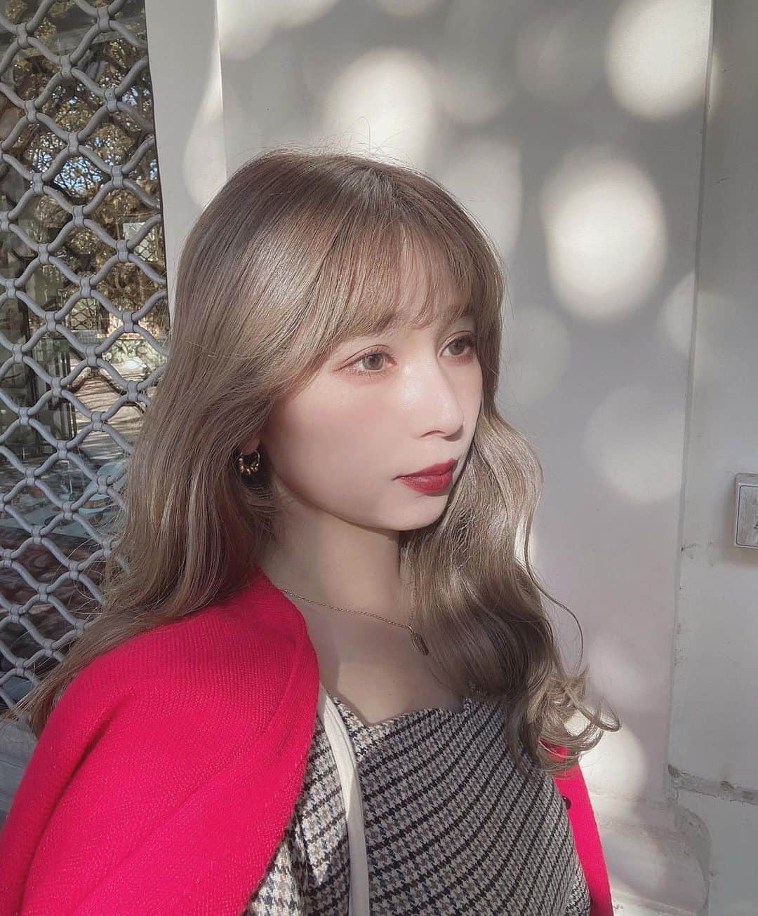 puinpiのインスタグラム：「HAIR 🐰  透明感のあるクリーミーなベージュカラーで、  カットは毛先真っ直ぐパツン、重ためで、  もみあげ？をクルンとできるように、カットしてもらってます✂︎  ハイトーンなので、トリートメントもしっかり🫡  全て @naoki.hair にお願いしてますです🦦  #hair#Pui#Puishop#ヘアカラー#ハイトーン#ハイトーンカラー#ミルクティーベージュ#ミルクティーカラー#ベージュカラー#ヘアスタイル#ヘアアレンジ#ワンピース#赤リップ#カラコン#メイク」