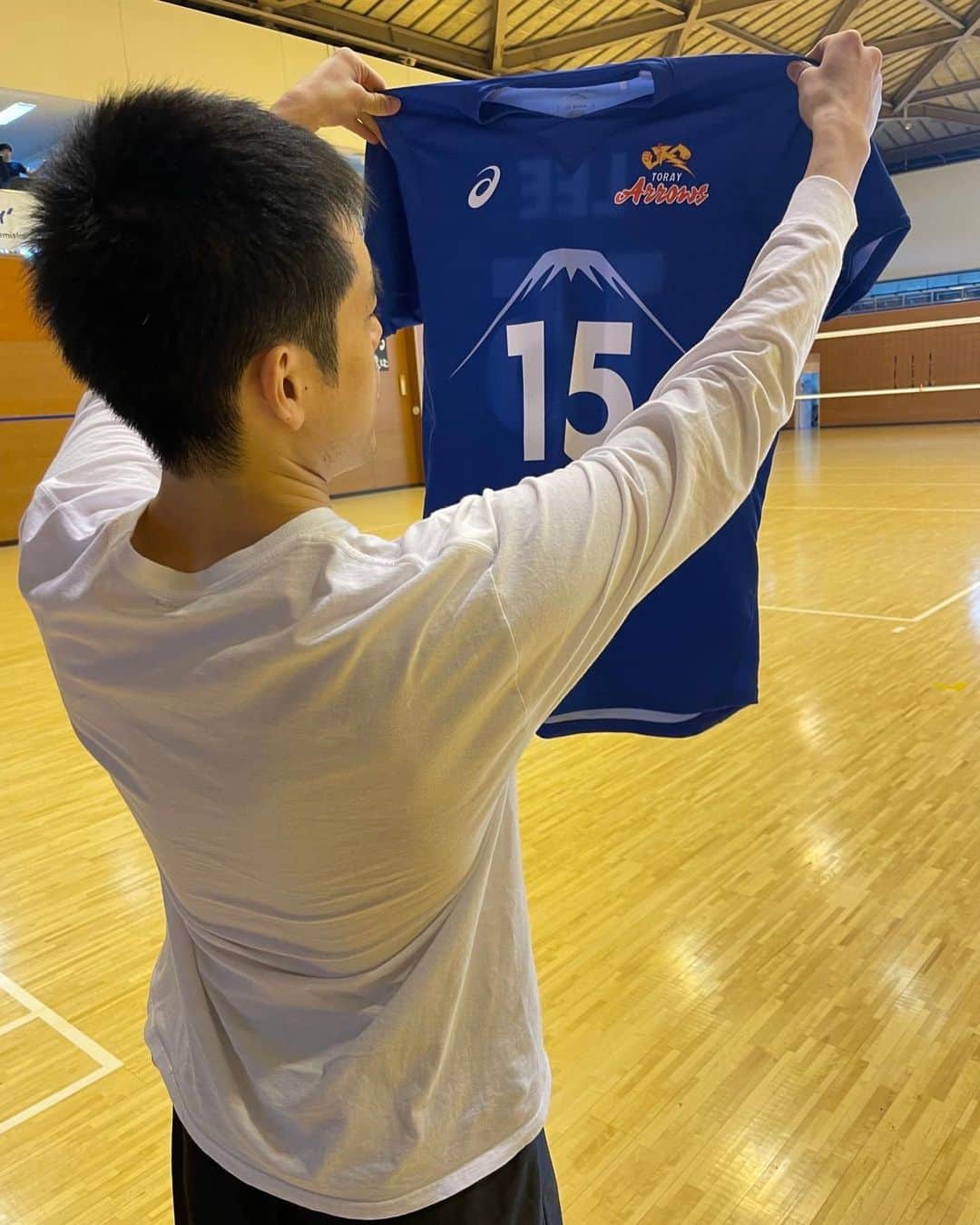 李博のインスタグラム：「皆さん、お久しぶりです。 僕は元気にやっています😊 応援してくださる皆さんにはご心配をおかけしたと思います。 これからもバレーボールが出来る環境に身を置ける有り難みを感じながら 自分らしく精一杯頑張りますので引き続き応援よろしくお願いします。  #初めて着る新ユニフォーム #感謝」