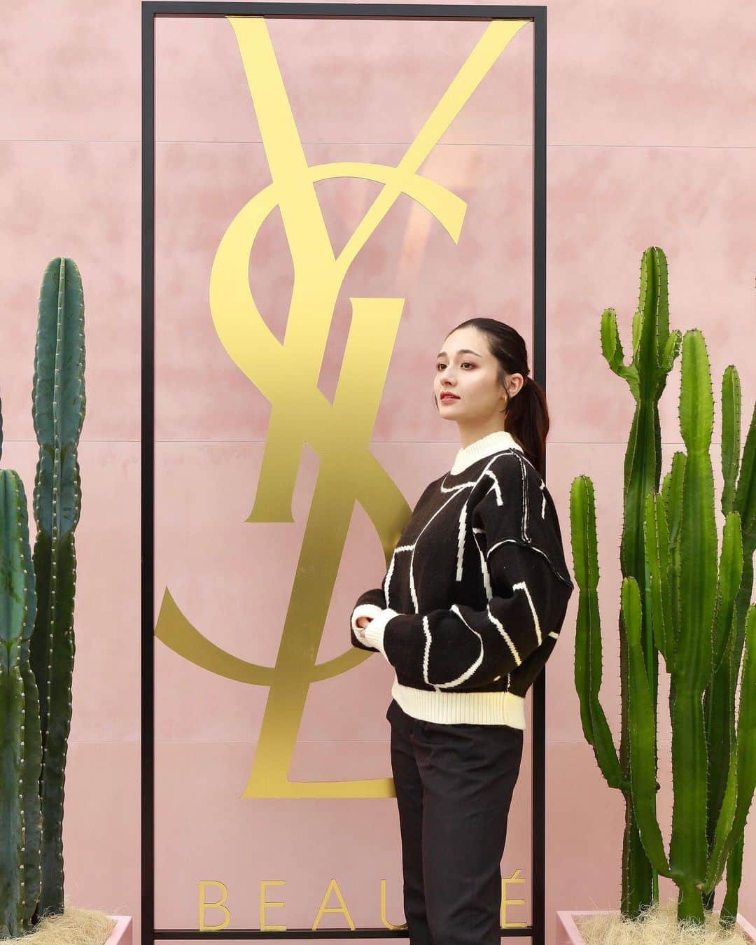 想乃のインスタグラム：「2023 YSL SRING LOOK🏜️ モロッコの地からインスパイアされた "MOROCCAN PINK NUDE"  捨て色のないクチュールカラークラッチは 目元以外にチーク、シェーディング ハイライター、アイブロウにも使えるマルチパレット🩰 そして乾燥肌＋ツヤ肌好きな自分にもってこいな クッションファンデ「ラディアントタッチグロウパクトコレクター」 このふたつだけでメイクが完成してしまう、、😂👏🏻💞  @yslbeauty  #yslスプリング #yslクッションファンデ」