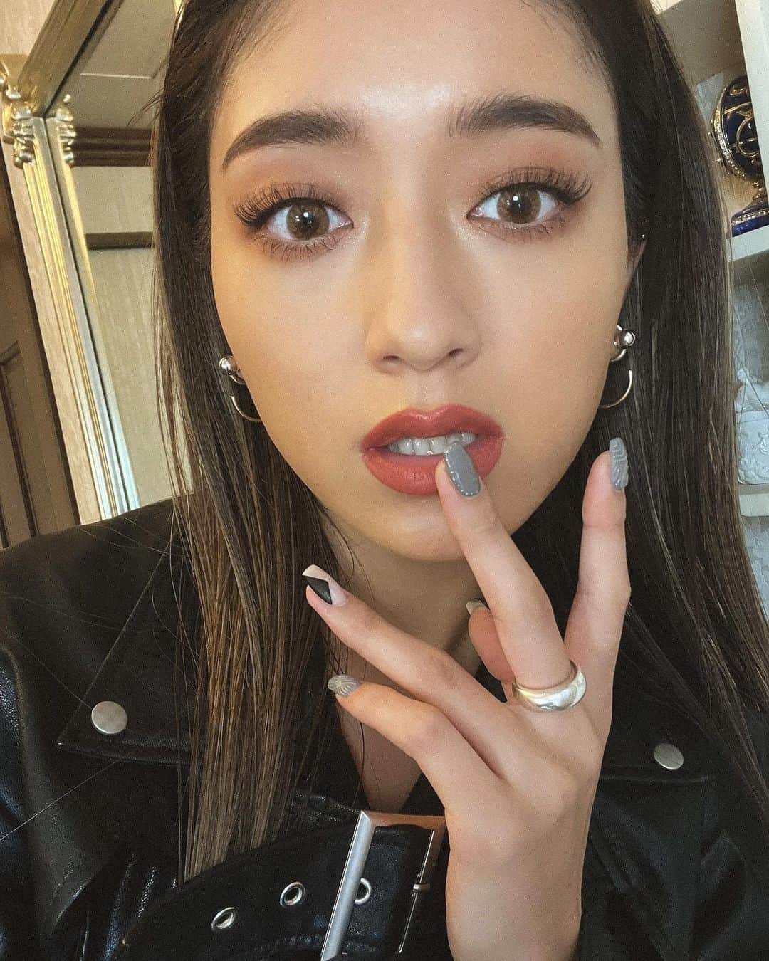 のインスタグラム：「． 昨日の自撮りです。 最近私服がモノトーン多めなので ネイルも珍しく黒いれてみたりしたの可愛い💅🏾」