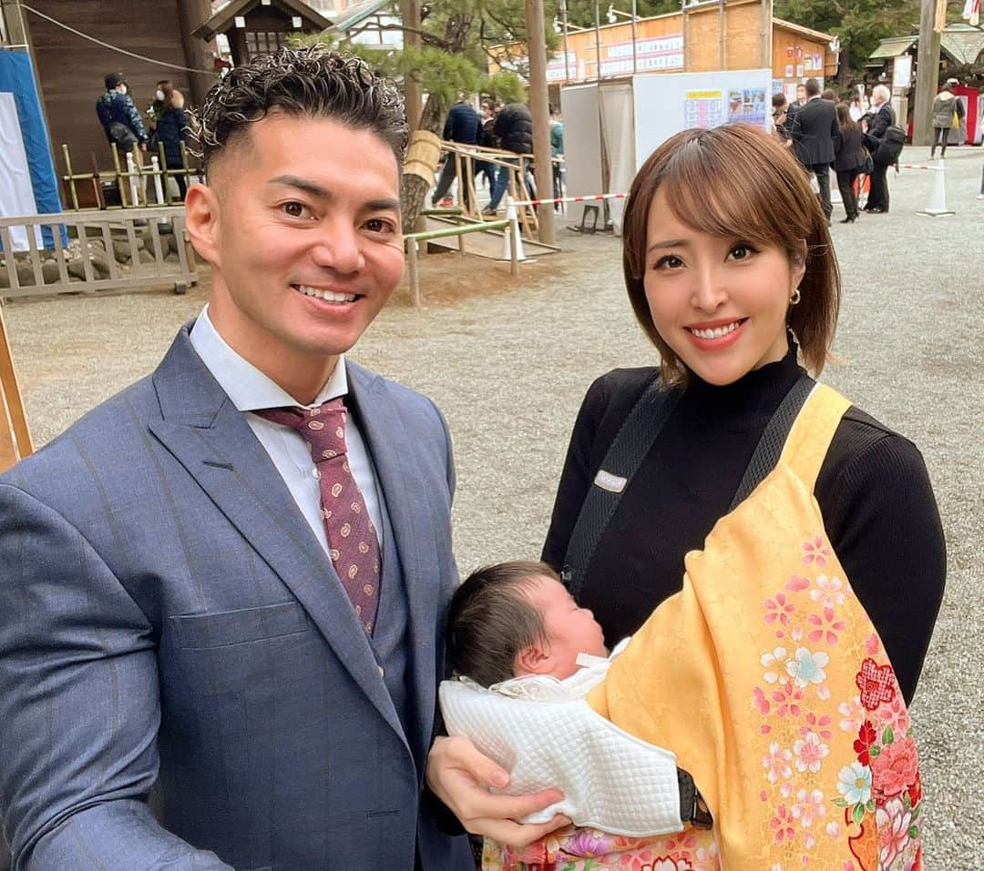 渋谷美穂のインスタグラム：「⛩⛩⛩ お宮参りへ行ってきました😆🌱 この日はけーちゃんは、とってもいい子でずっと 眠っていました😪💤 華叶の健やかな成長をお祈りすることができて お腹にいた子がもう腕の中にいるんだな〜と 改めて感謝の気持ちが湧き上がりました🥲✨ ⁡ そして今日は私の1ヶ月検診❗️ 子宮や身体の回復状況を診てもらい 順調に回復しているとのことでした🙆‍♀️❤️‍🩹 もうこれで産院へ通うのは一通り終了です🥹 ⁡ ひとまず身体も回復したということで、 これから徐々にボディメイク復活したいと思います😆 前みたいに、いつでもジムへ行けるわけではありませんが 私自身も前みたいなトレーニングが出来るわけではありません😊💦 ⁡ まずは神経を呼び起こす作業が必要❗️ 軽いウエイトや自重でも十分出来ることはあります😎✨ ⁡ すぐに凄くなろうとする必要はありません🫧 サイズが戻ってきた時に高密度な筋肉にする為の 土台づくりをコツコツとできればと思います🌱 ⁡ ⁡ そして2回目のけーちゃんと2人きりのお出かけは 途中で大泣きしてしまったけれど、 母乳を飲んで立て直し🤱 帰りにスーパーでも寄ろうかしら？なんて ウキウキしてましたが… 帰りのタクシーでギャン泣き😰💦 もはや優雅にお買い物どころではありませんでした😂笑 ⁡ 何事も焦らずゆっくりですね😙💓 ⁡ ⁡ #出産#マタトレ#マタニティトレーニング #妊娠#産後#産後ママ#経産婦#0歳児ママ #子育て#子育て奮闘中#第一子#ママトレ ⁡ #ボディメイク#コンテスト#筋トレ#筋肉#コンテスト#トレーニング#フィギュア#筋トレ女子#フィットネス#減量#腹筋#腹筋女子#abs#fitness#figure#ifbbpro」