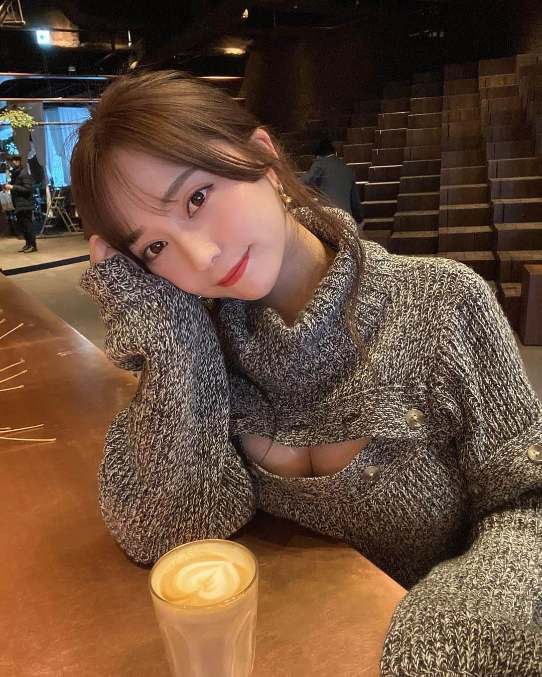 堀尾実咲のインスタグラム：「でーと？👼🖤  #fashion #cordinate #murua #andmary #darich #omotesando #omotesandocafe #cafe #cafedate #冬服コーデ #冬服 #コートコーデ #ニットワンピース #ムルーア #アンドマリー #ダーリッチ #表参道カフェ #カフェデート #めろふく」