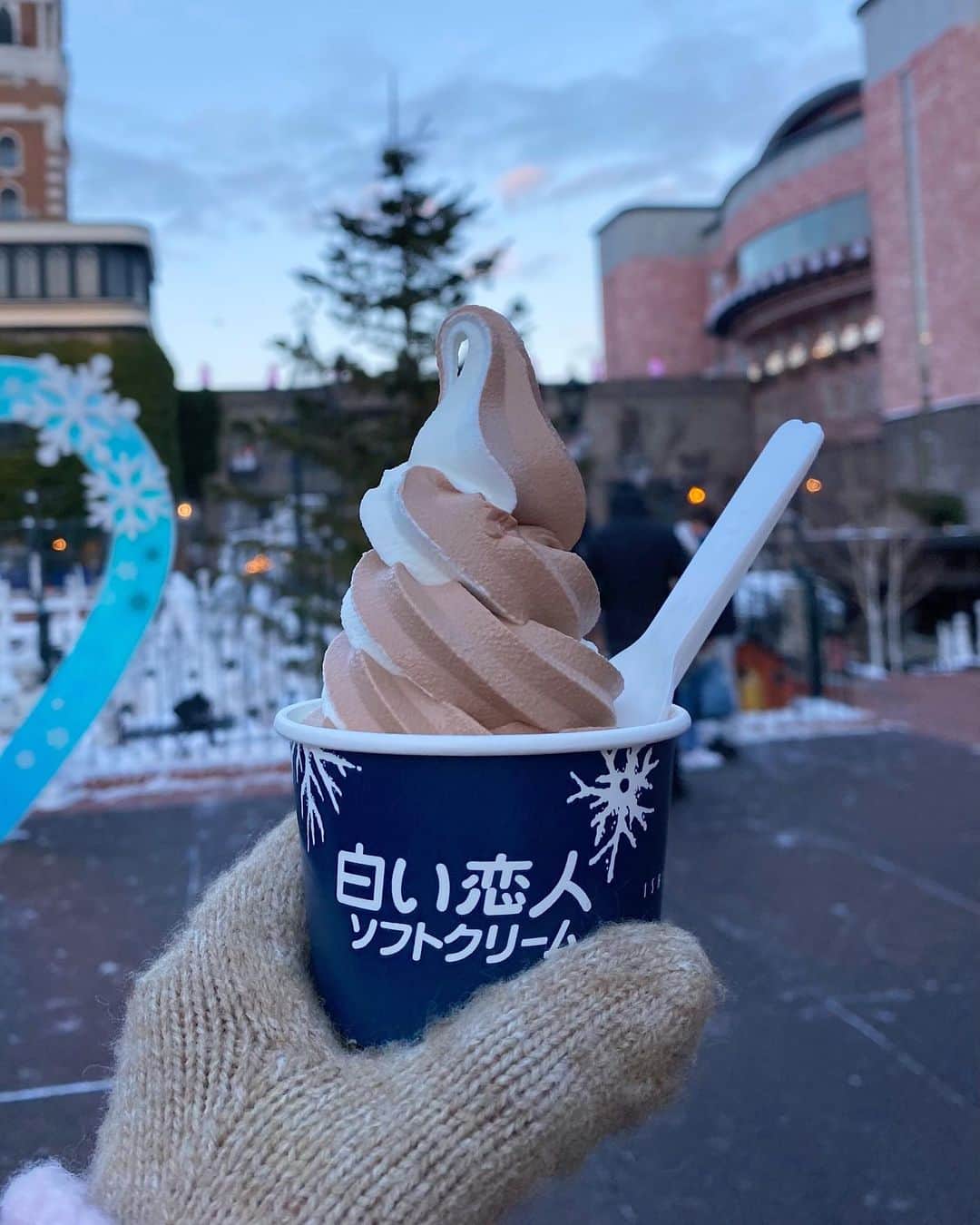 大野真昂さんのインスタグラム写真 - (大野真昂Instagram)「北海道trip☃️*✈︎  満喫しすぎた旅行の思い出投稿しよ〜っ.  全力で遊んで食べて、、、 最高の2023年のスタートだ😛🫶🏻  📍白い恋人パーク 寒い中食べるアイスも美味🍨 3枚目の謎のスロー動画なにこれ🥲  #北海道 #北海道旅行 #札幌 #北海道グルメ #札幌グルメ #白い恋人パーク #白い恋人パーク」1月17日 20時38分 - 316_mako