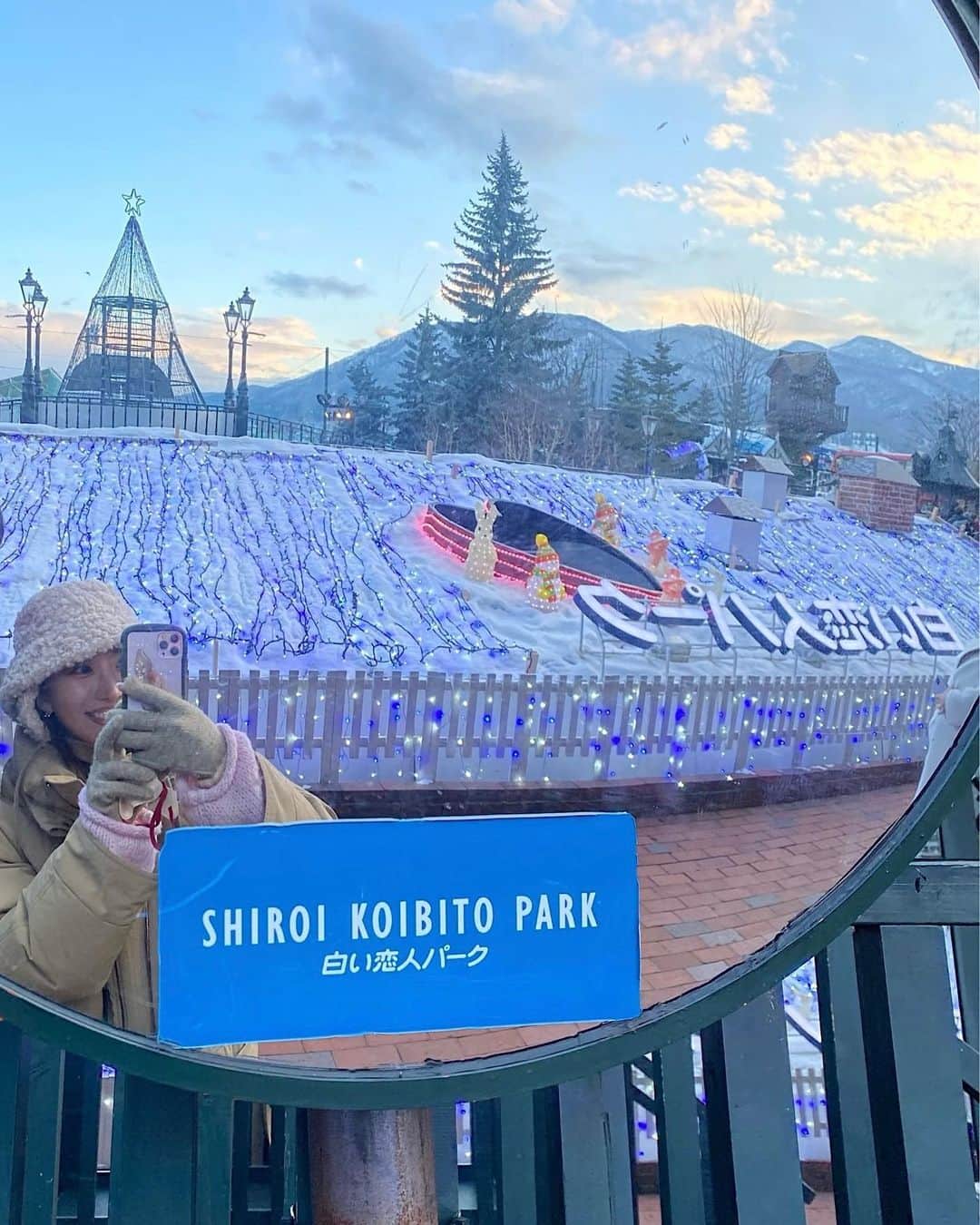 大野真昂のインスタグラム：「北海道trip☃️*✈︎  満喫しすぎた旅行の思い出投稿しよ〜っ.  全力で遊んで食べて、、、 最高の2023年のスタートだ😛🫶🏻  📍白い恋人パーク 寒い中食べるアイスも美味🍨 3枚目の謎のスロー動画なにこれ🥲  #北海道 #北海道旅行 #札幌 #北海道グルメ #札幌グルメ #白い恋人パーク #白い恋人パーク」