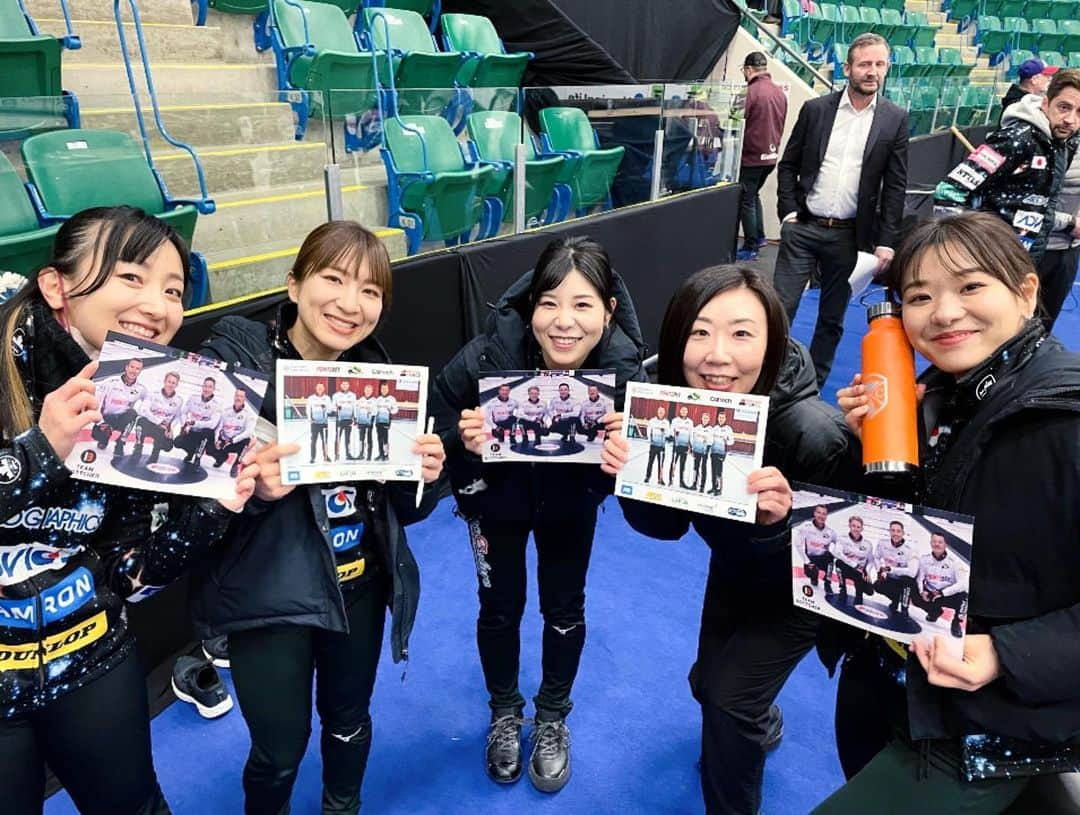 吉田知那美さんのインスタグラム写真 - (吉田知那美Instagram)「・ We picked this good vives cards before the final🕺🕺🕺🕺Congrats to @bottchercurling 🏆  決勝前に、男子のグランドスラム優勝チーム @bottchercurling のチームカードをもらってグッドバイブス🔥チームボッチャーとは今シーズンの遠征中ほぼ毎日同じ時間、隣で練習してきたのでその成果が一緒に発揮できてうれしい☺️  #毎日会いすぎて #コンニチワーを覚えてくれた #teamglencoe」1月17日 12時25分 - chinami1991