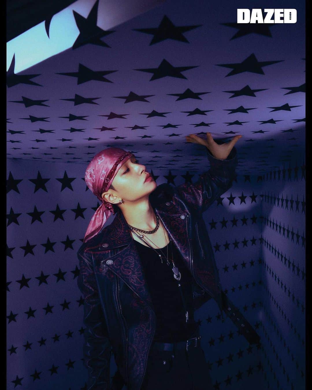 サイモンD のインスタグラム：「shoot me more stars⭐️ @dazedkorea with @goldengoose」