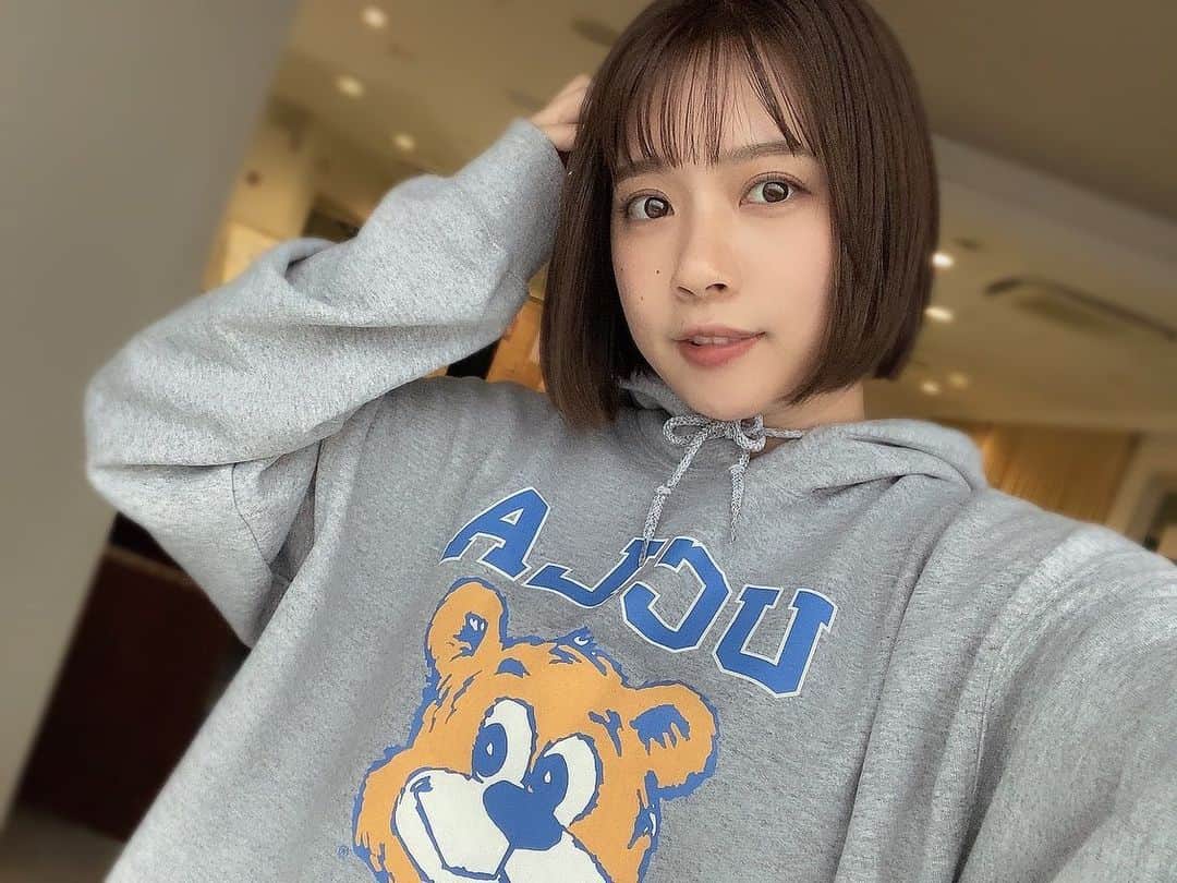 三田寺理紗のインスタグラム：「少し短めにいきたくて、まるっと切ってもらいました🌸🌸  髪色もいい感じ😙🫶 @shinyatakemi0519」