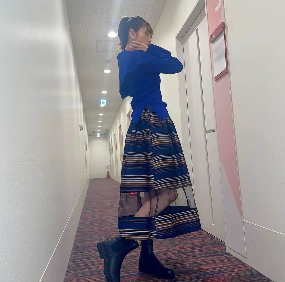 アンジェラ芽衣さんのインスタグラム写真 - (アンジェラ芽衣Instagram)「青あんまり似合わないけどめちゃくちゃ好きな色なんだよなぁ︎︎☺︎ スカートのシースルーがお気に入り！」1月17日 13時19分 - ange_la00