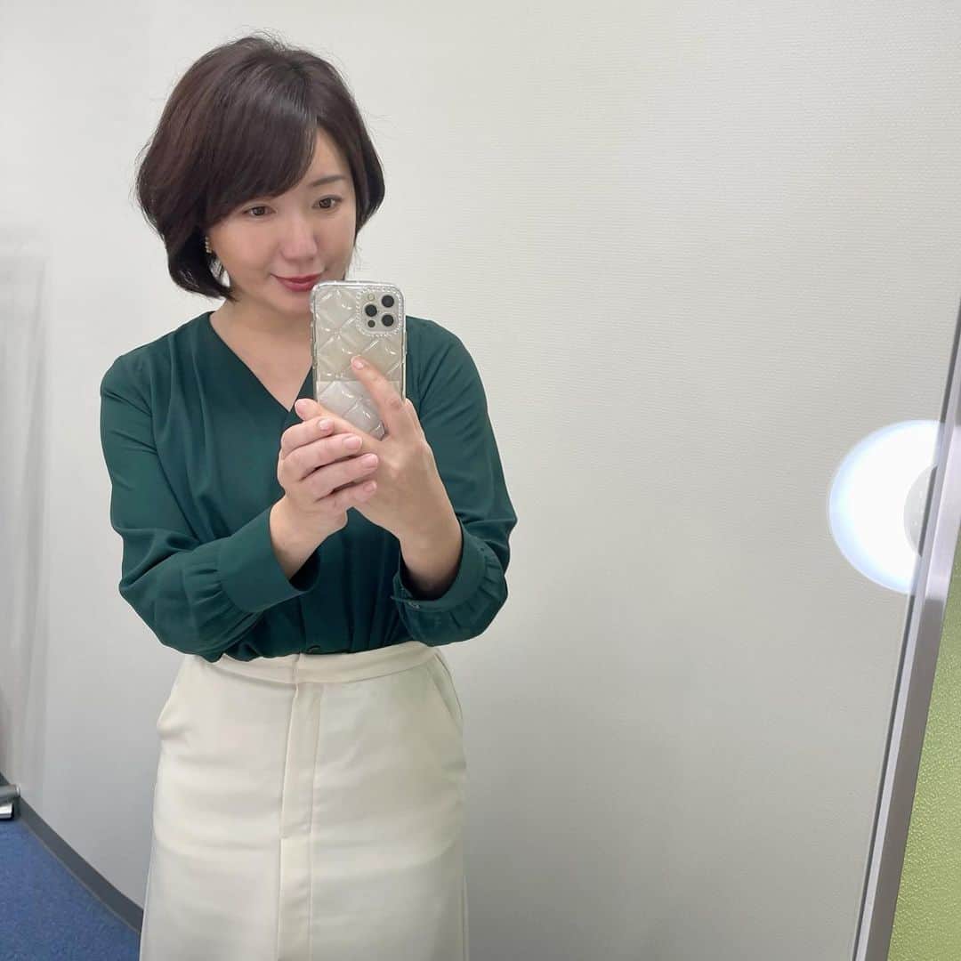 角田華子のインスタグラム：「1月14日  #福岡ニュースファイルcube  #衣装は #グリーンブラウス #白スカート  でした。 今週もまた見て下さいね✨」