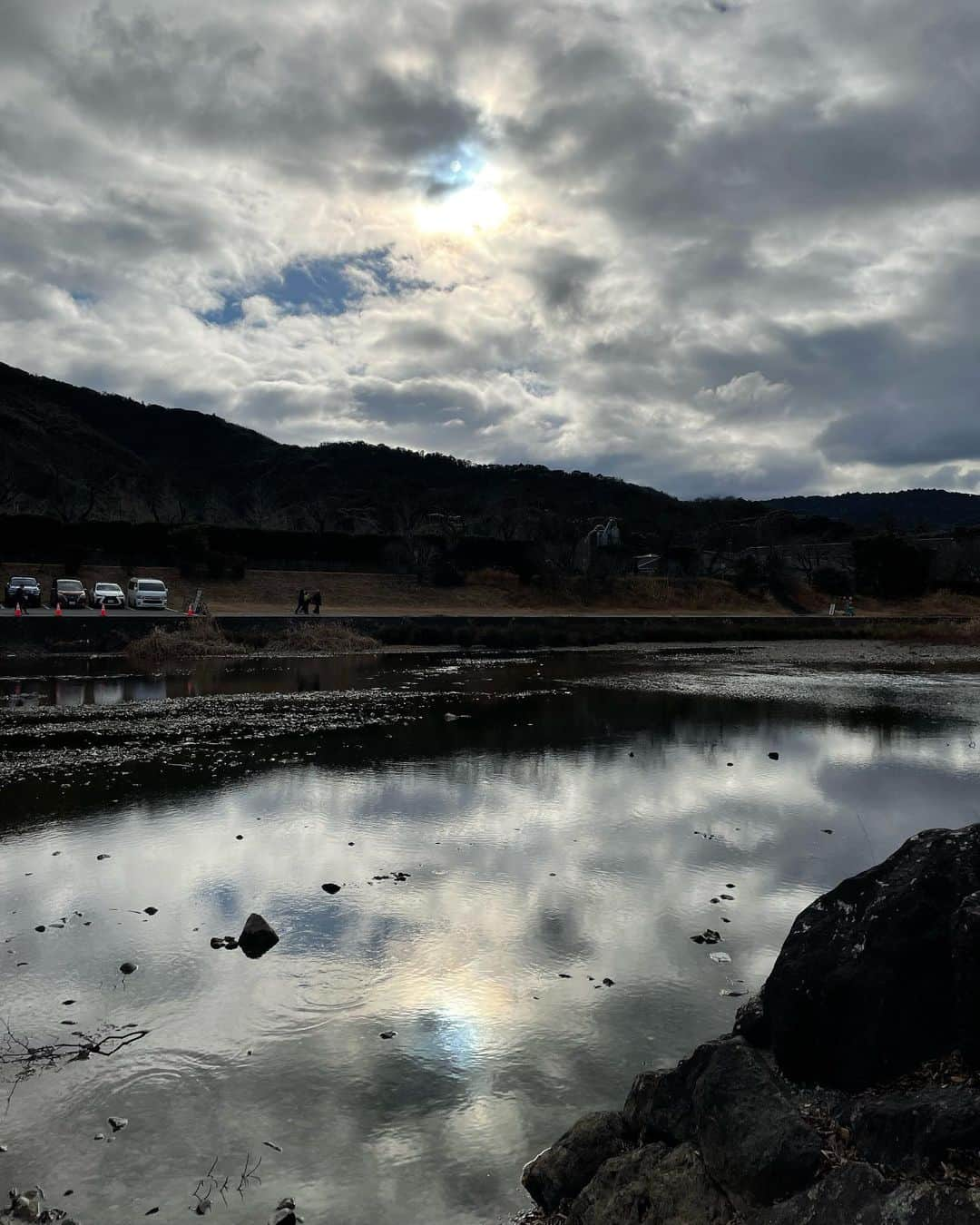 野波麻帆さんのインスタグラム写真 - (野波麻帆Instagram)「. 今年のお正月は伊勢神宮へ行って来ました。 素晴らしい気が流れていて、心も身体も浄化され真っ新な新しい気持ちになり、とても気持ちの良い年初めとなりました。 ドラマの撮影も始まっております。😊 今週は映画の撮影で京都を訪れるのでそちらも楽しみ。 2023年も心を整え、何事にも真っ直ぐ向き合い、努力し精進し楽しんで行きたいと思いますっ！ 🥺✨✨✨」1月17日 14時02分 - mahononami