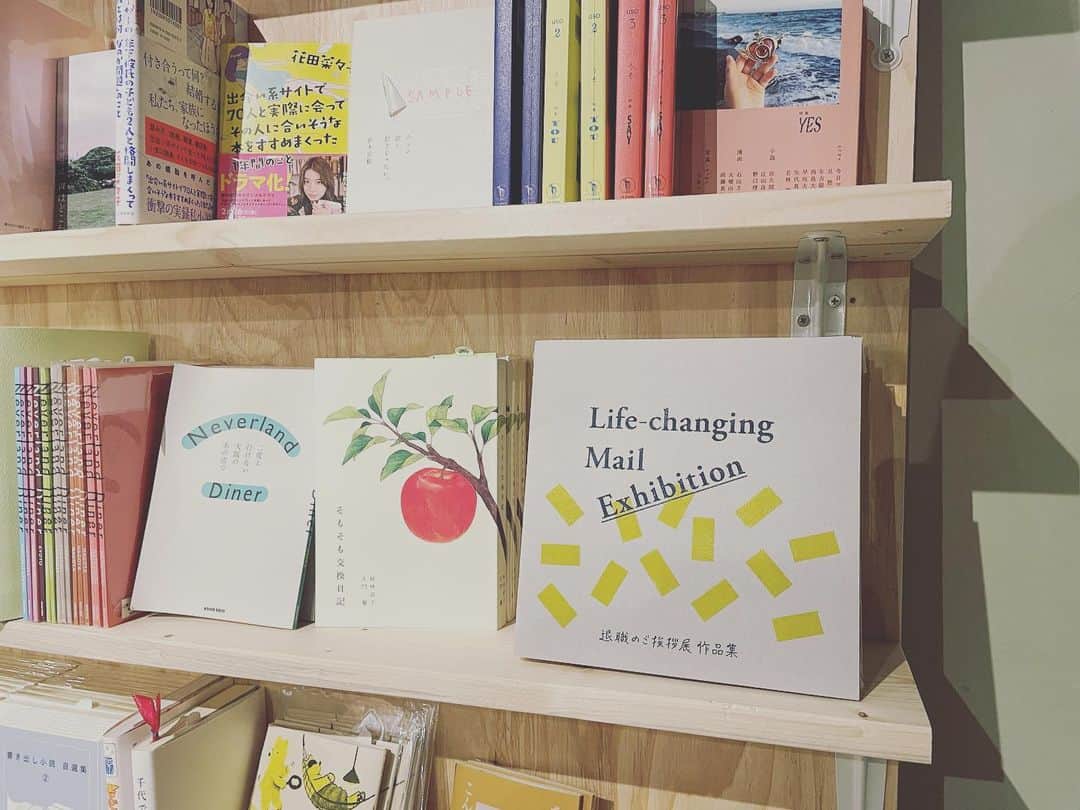 髙橋あやなのインスタグラム：「˗ˏˋ 嬉しいおしらせ！ˎˊ˗  大阪編の展示を開催させていただきましたスタンダードブックストアさんにて、引き続き #退職のご挨拶展 作品集をお取り扱いいただけることになりました！👏🏻✨✨  さっそく店頭に並べていただいております🕊🎁 天王寺付近にお越しの際は、ぜひお立ち寄りください🥰！  『退職のご挨拶展 作品集』¥1,500 +tax」