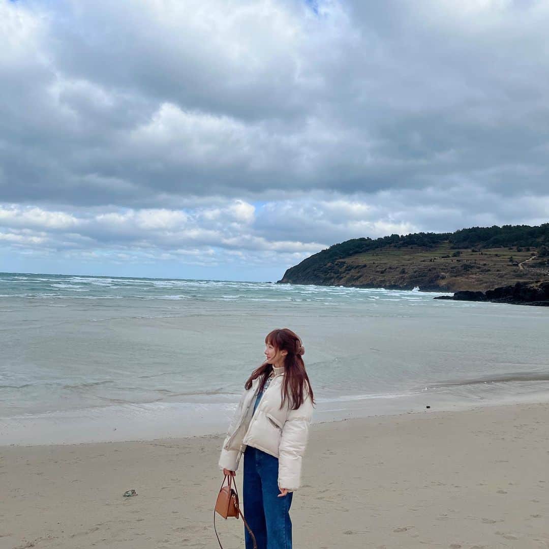 ミンヒ のインスタグラム：「바람이 엄청 불었지만 넘 좋았당🌊 #미니_제주」